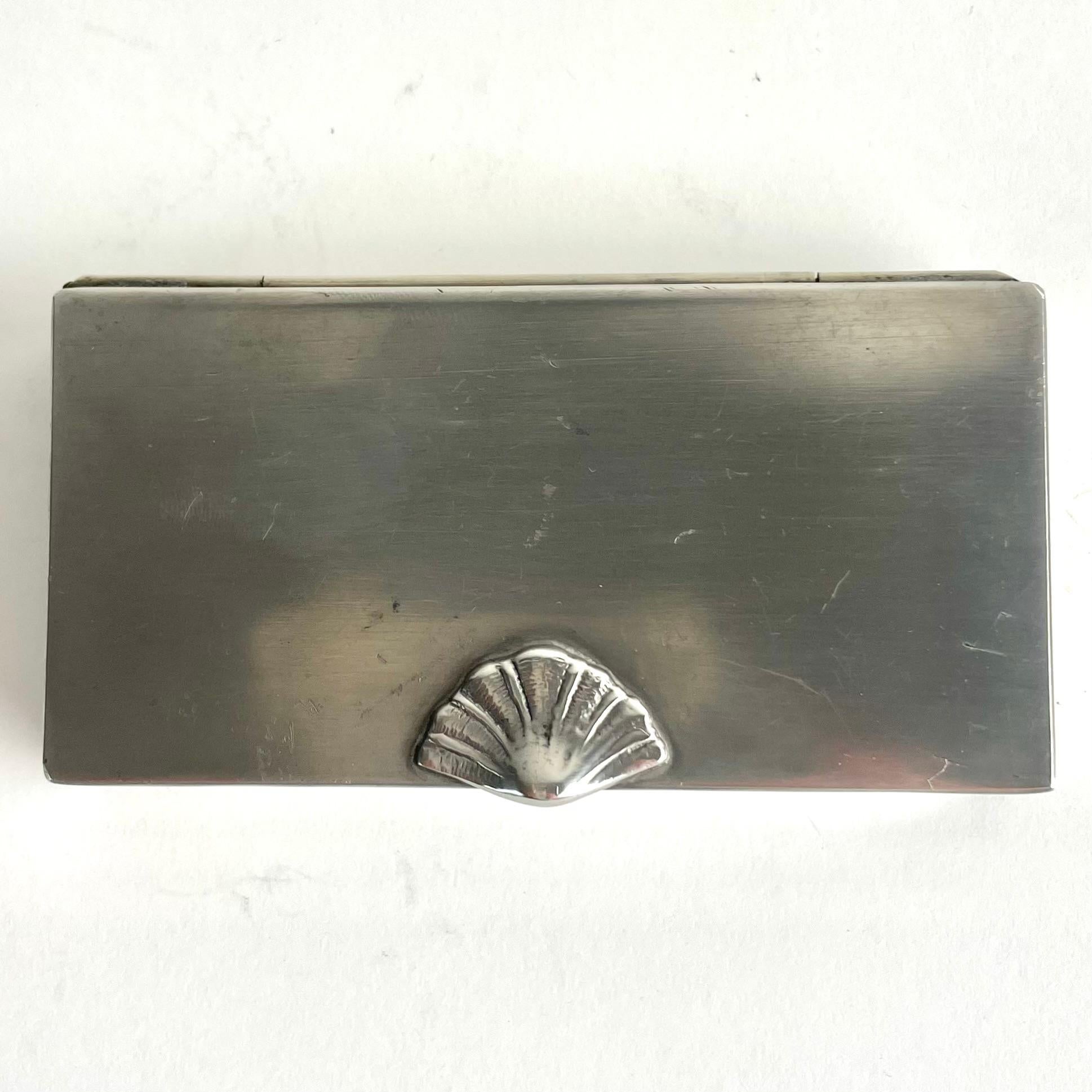 Elegant Swedish Grace pewter box with shell motif, GAB 1927 In Good Condition For Sale In Knivsta, SE