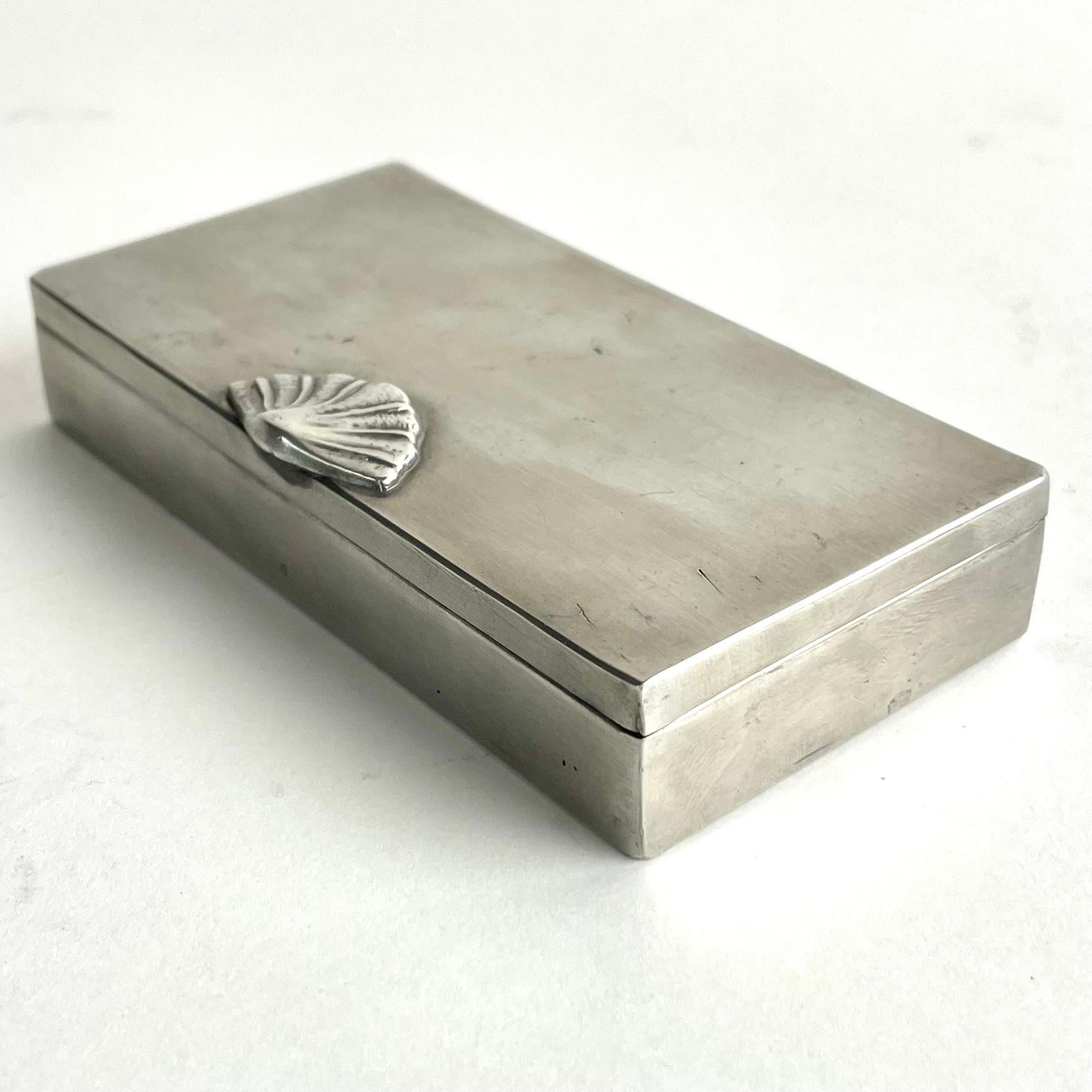 Early 20th Century Elegant Swedish Grace pewter box with shell motif, GAB 1927 For Sale