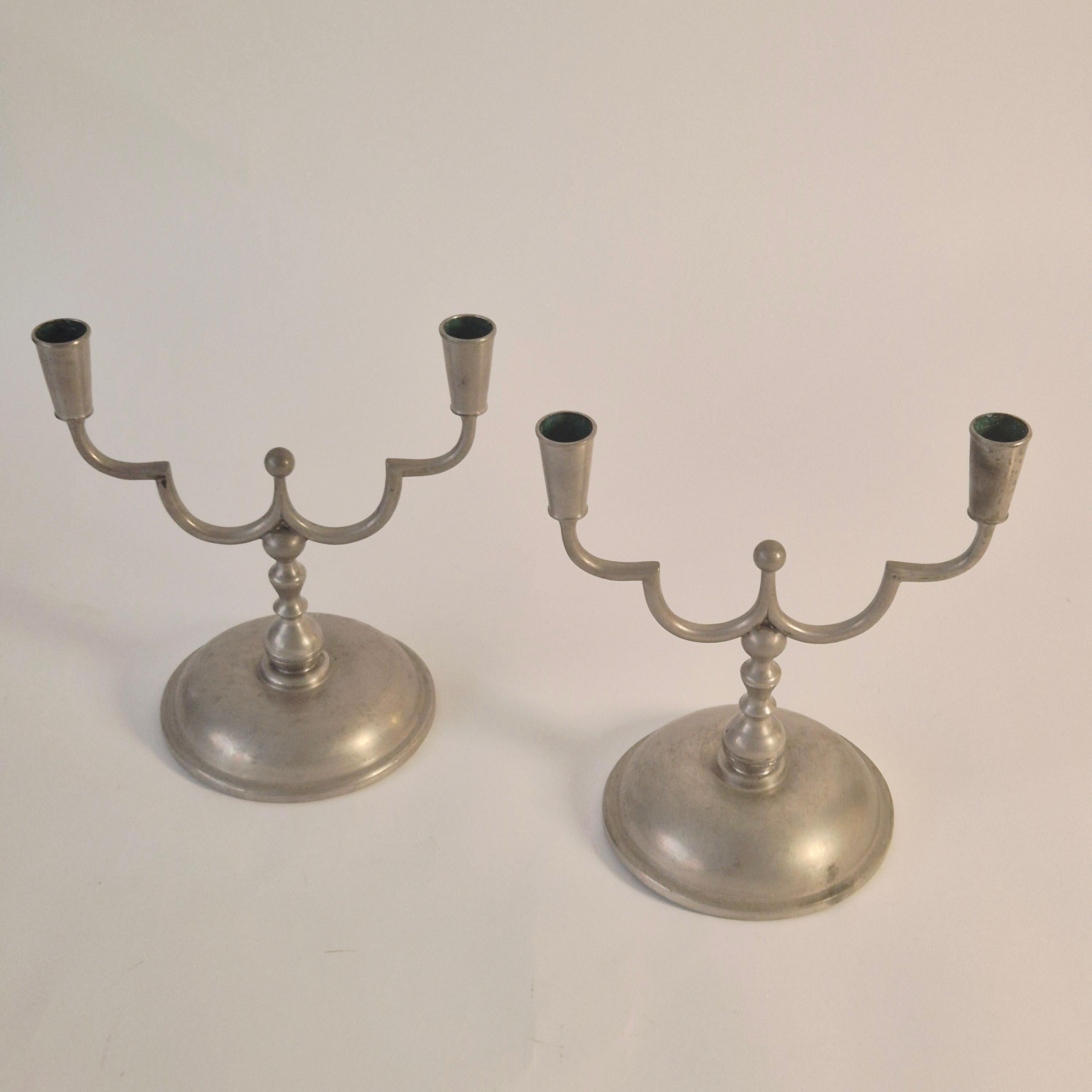 Scandinavo moderno Eleganza dei candelabri in peltro Swedish Grace, 1 coppia di Herman Bergman 1929. in vendita
