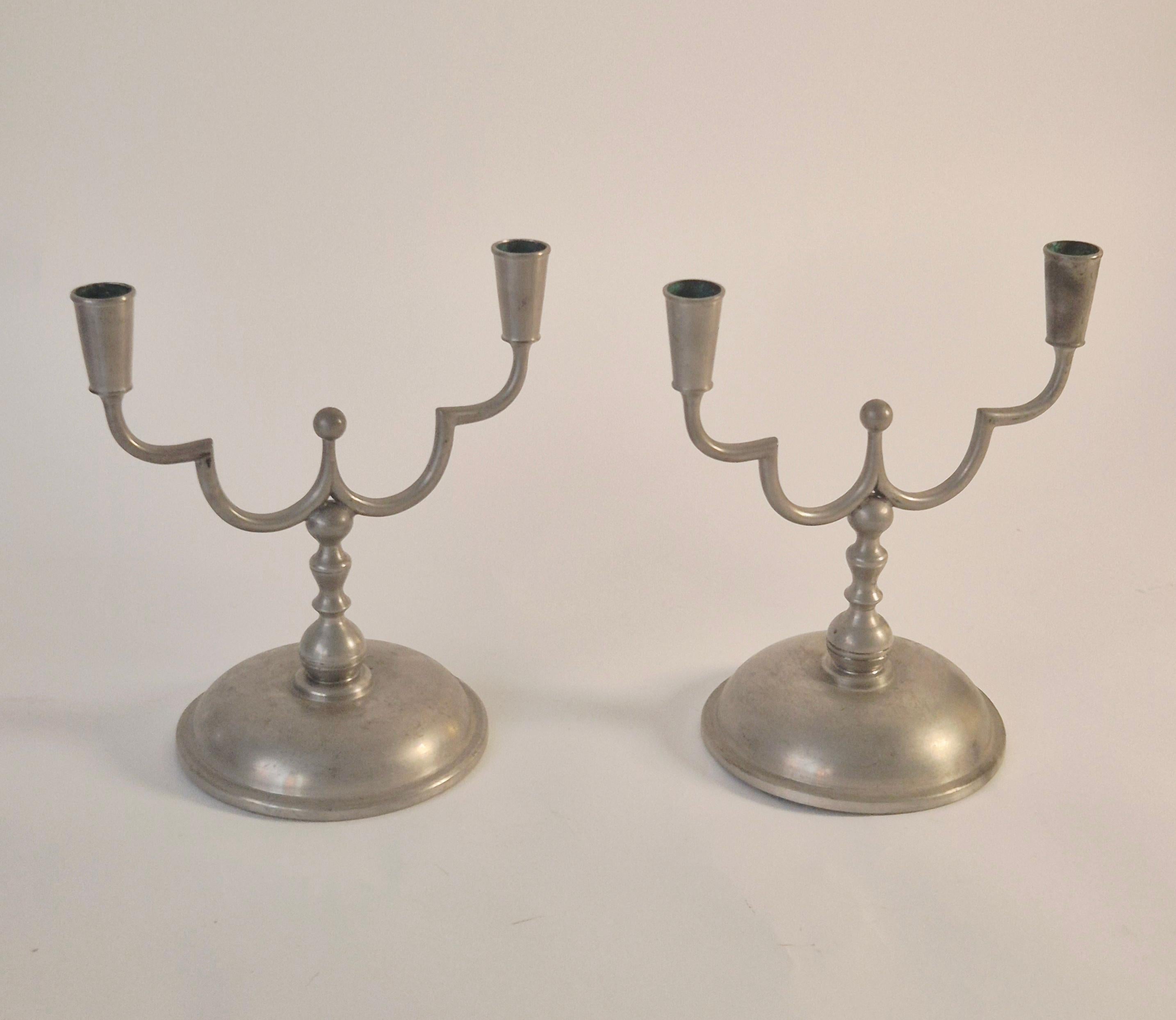 Svedese Eleganza dei candelabri in peltro Swedish Grace, 1 coppia di Herman Bergman 1929. in vendita