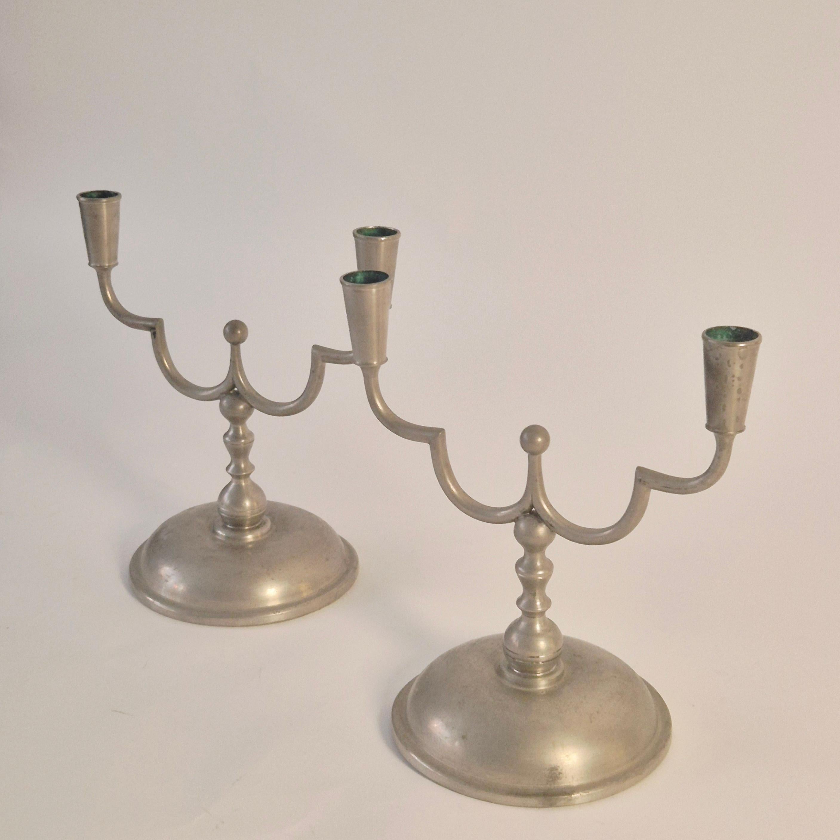 Eleganza dei candelabri in peltro Swedish Grace, 1 coppia di Herman Bergman 1929. In condizioni discrete in vendita a Stockholm, SE