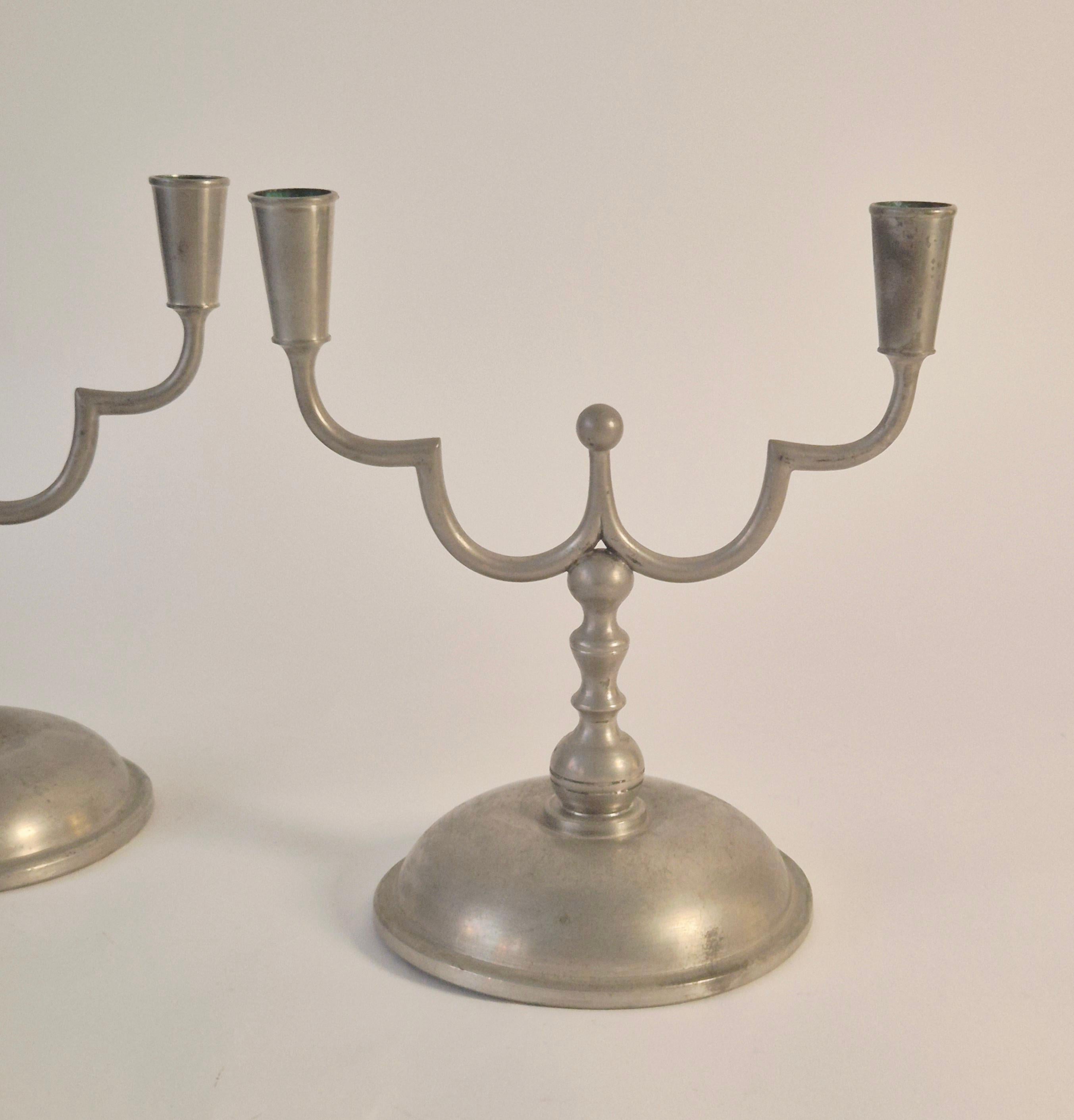 Inizio XX secolo Eleganza dei candelabri in peltro Swedish Grace, 1 coppia di Herman Bergman 1929. in vendita