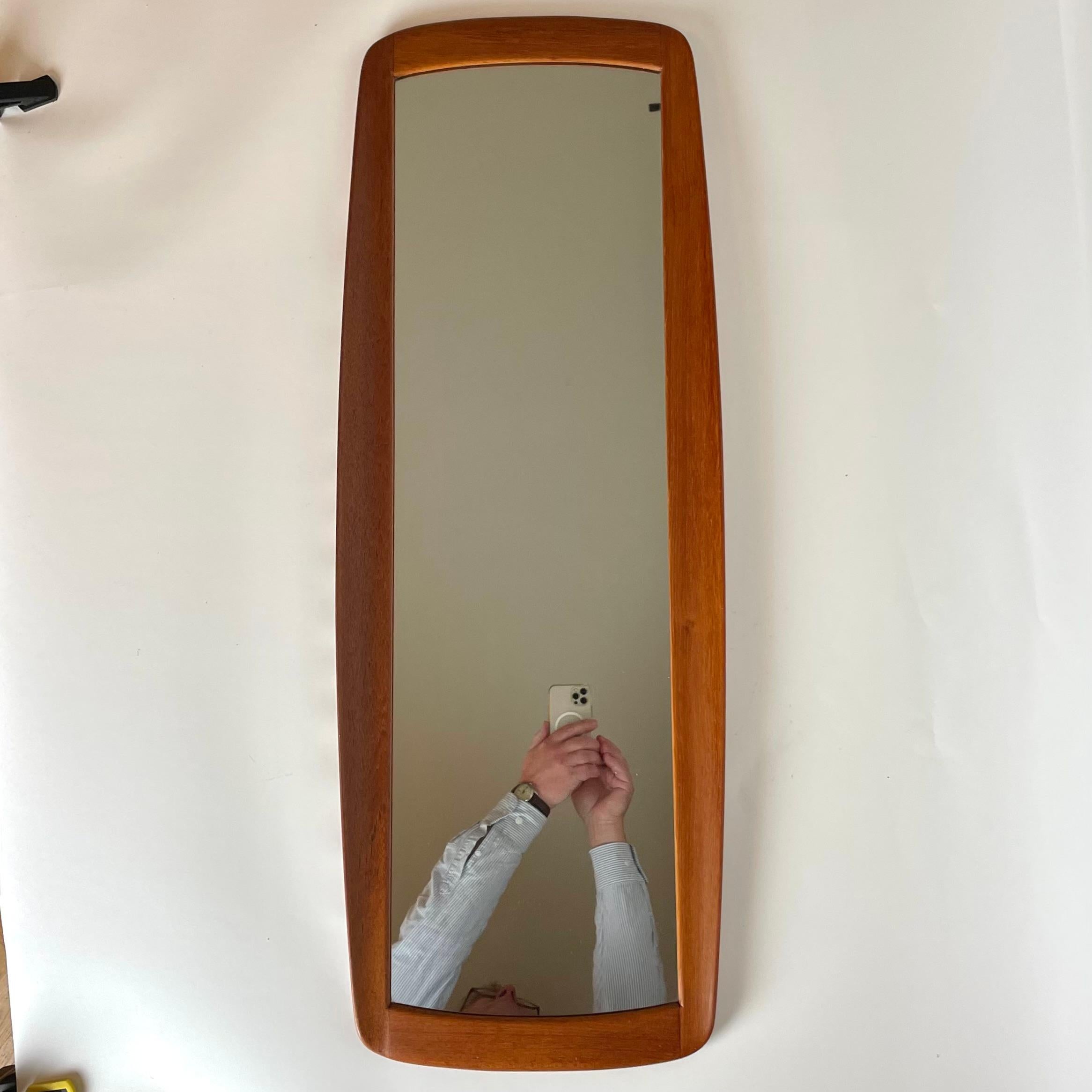 Elegant miroir suédois en teck massif de style Mid-Century Modern des années 1950. Magnifiquement conçu avec des panneaux latéraux incurvés en teck massif.

Usure correspondant à l'âge et à l'usage. 