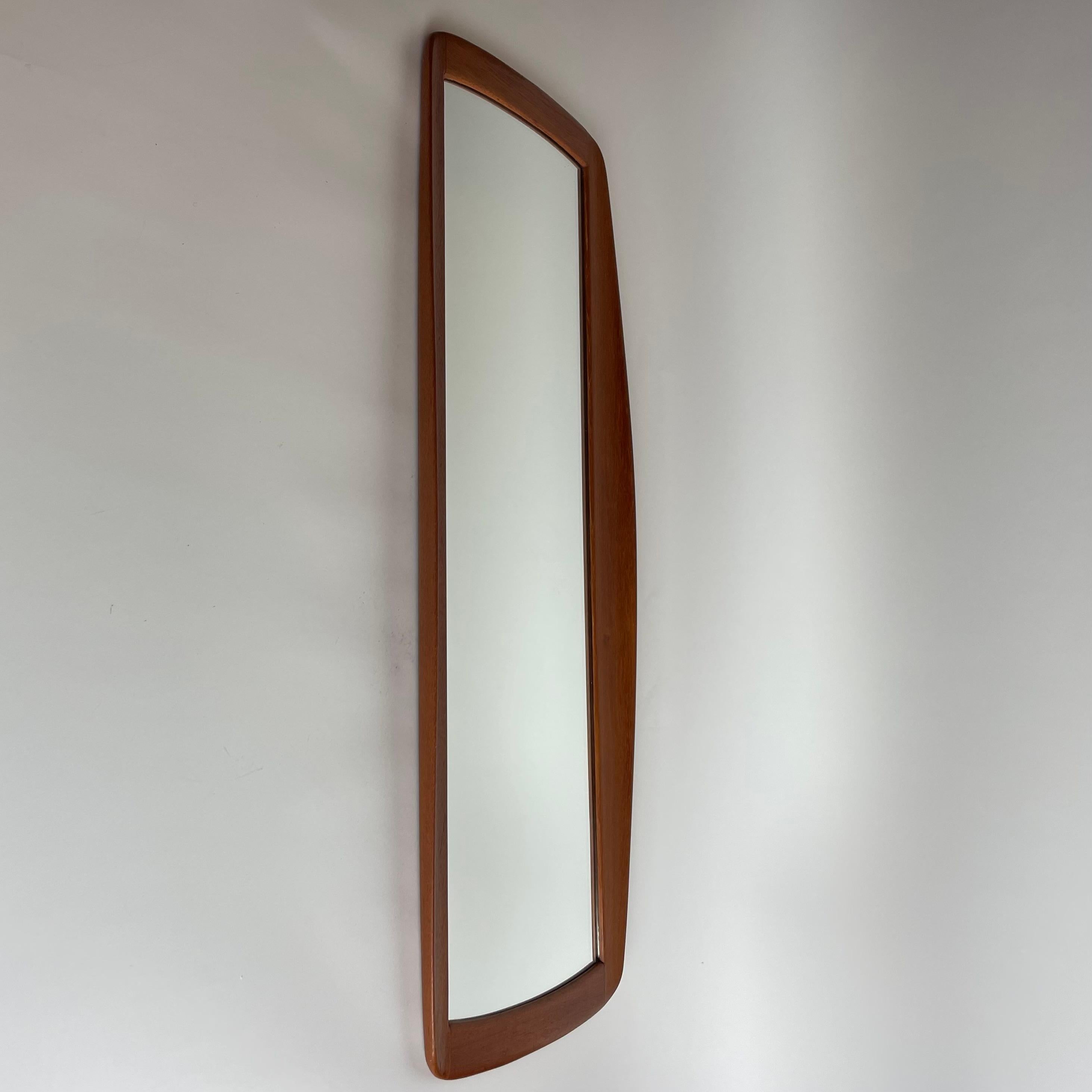 Mid-Century Modern Elegance Miroir suédois en teck massif de style The Modernity des années 1950 en vente