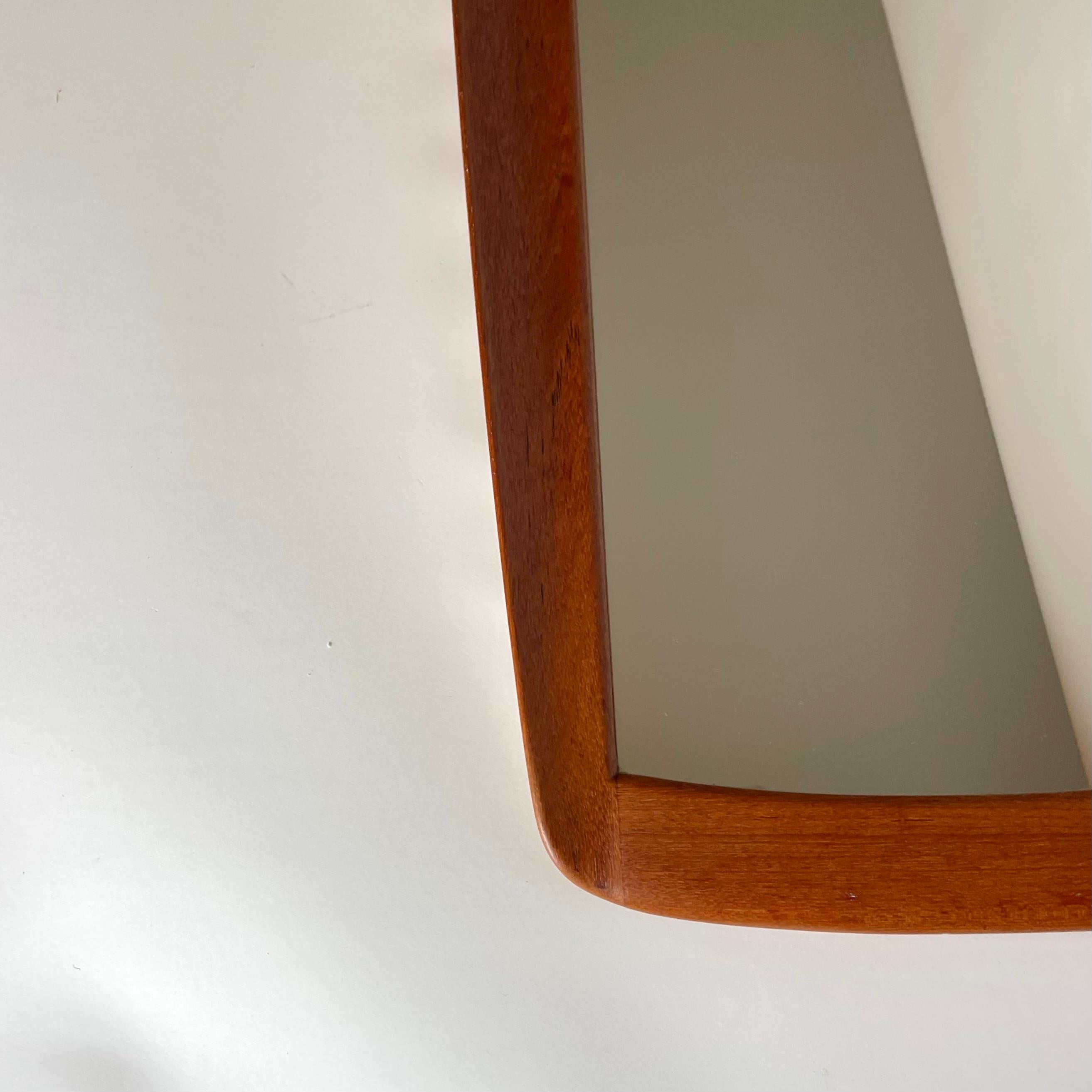 Elegance Miroir suédois en teck massif de style The Modernity des années 1950 Bon état - En vente à Knivsta, SE