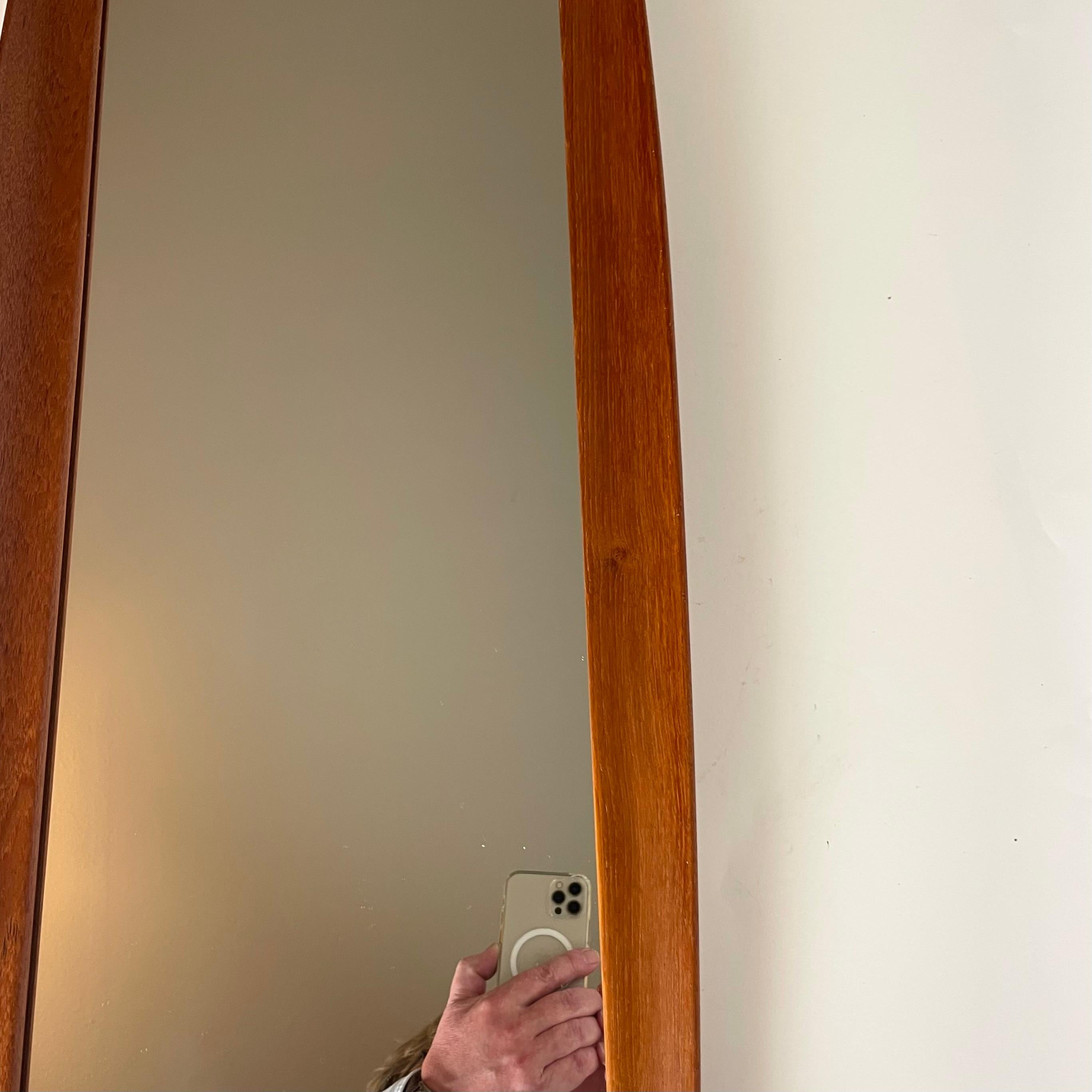 Milieu du XXe siècle Elegance Miroir suédois en teck massif de style The Modernity des années 1950 en vente