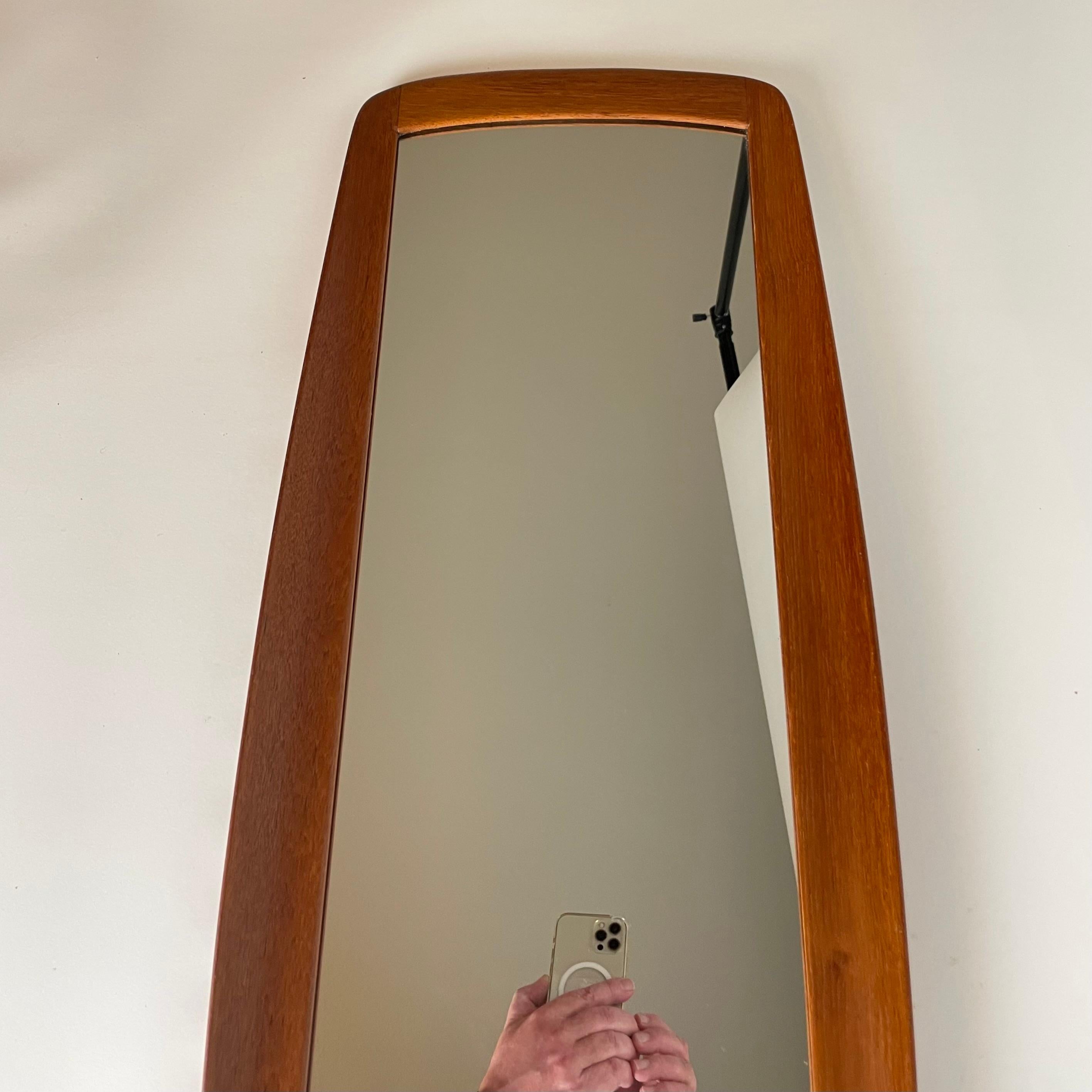 Elegance Miroir suédois en teck massif de style The Modernity des années 1950 en vente 1