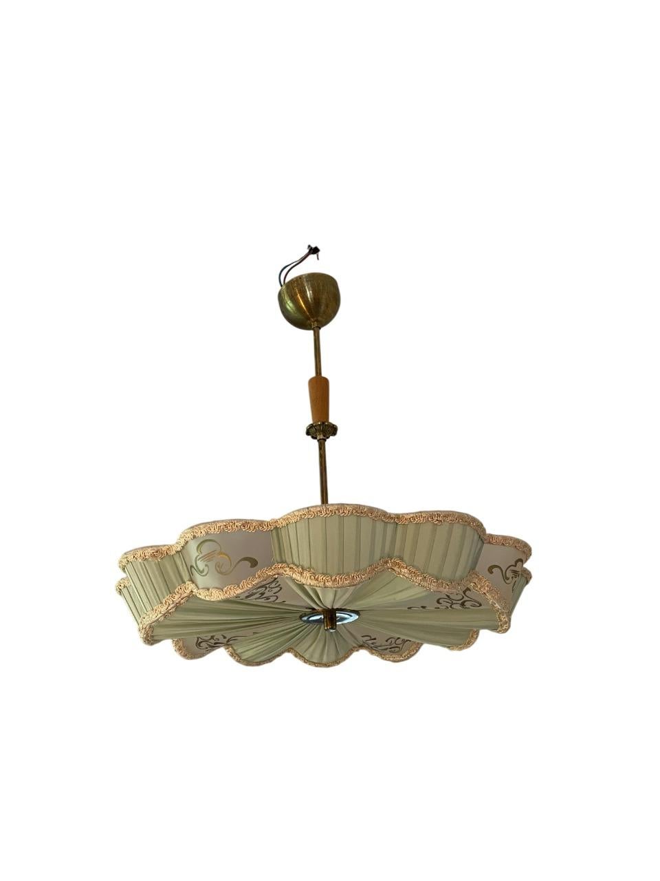 Elegante lampada da soffitto moderna svedese degli anni '40, con un bellissimo paralume smerlato realizzato in seta plissettata in una morbida tonalità verde menta. Delicate finiture dorate delineano la forma fluida, completata da motivi floreali
