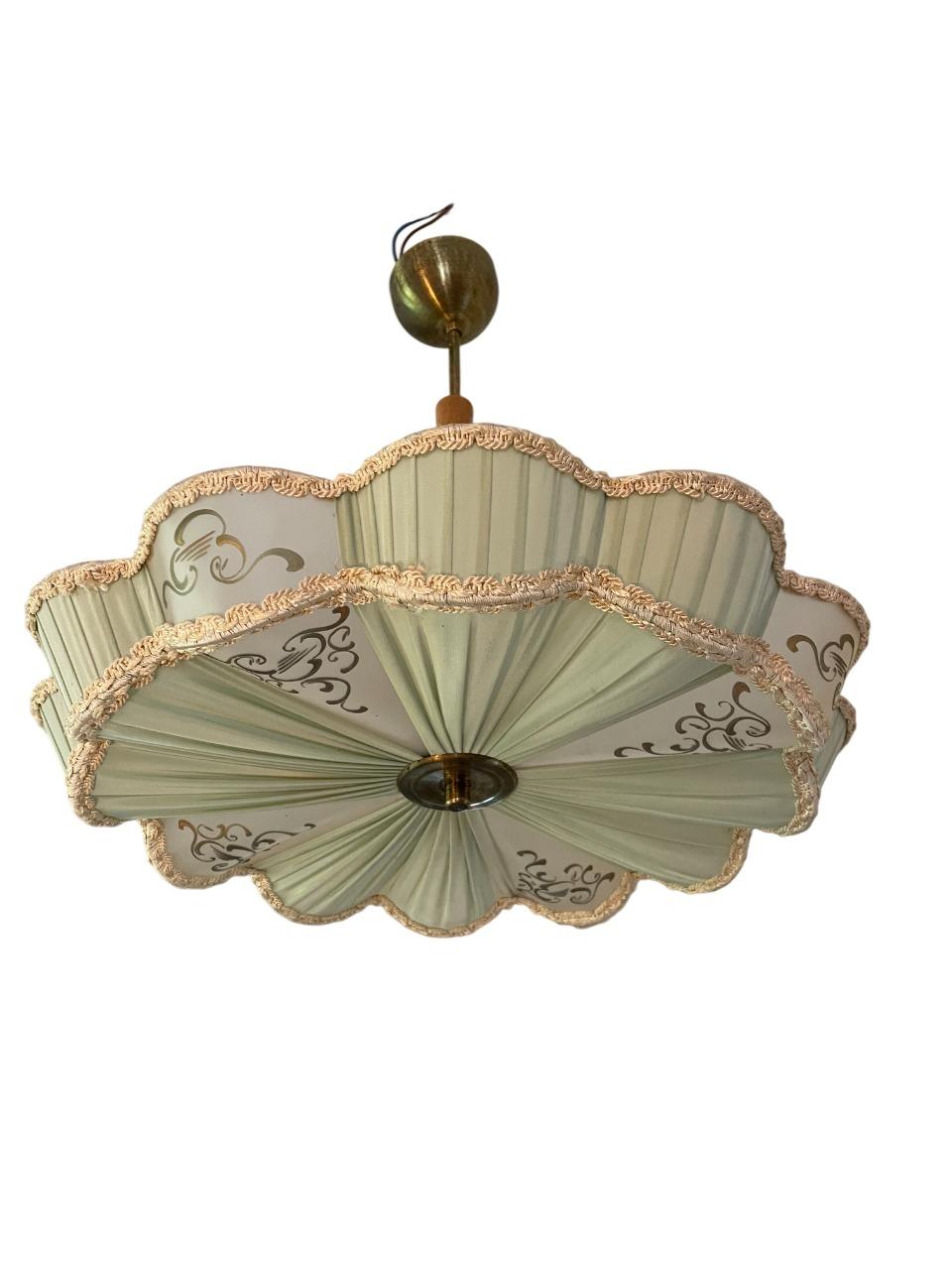 Art Déco Elegante lampada a sospensione moderna svedese in seta e ottone, anni '40 in vendita