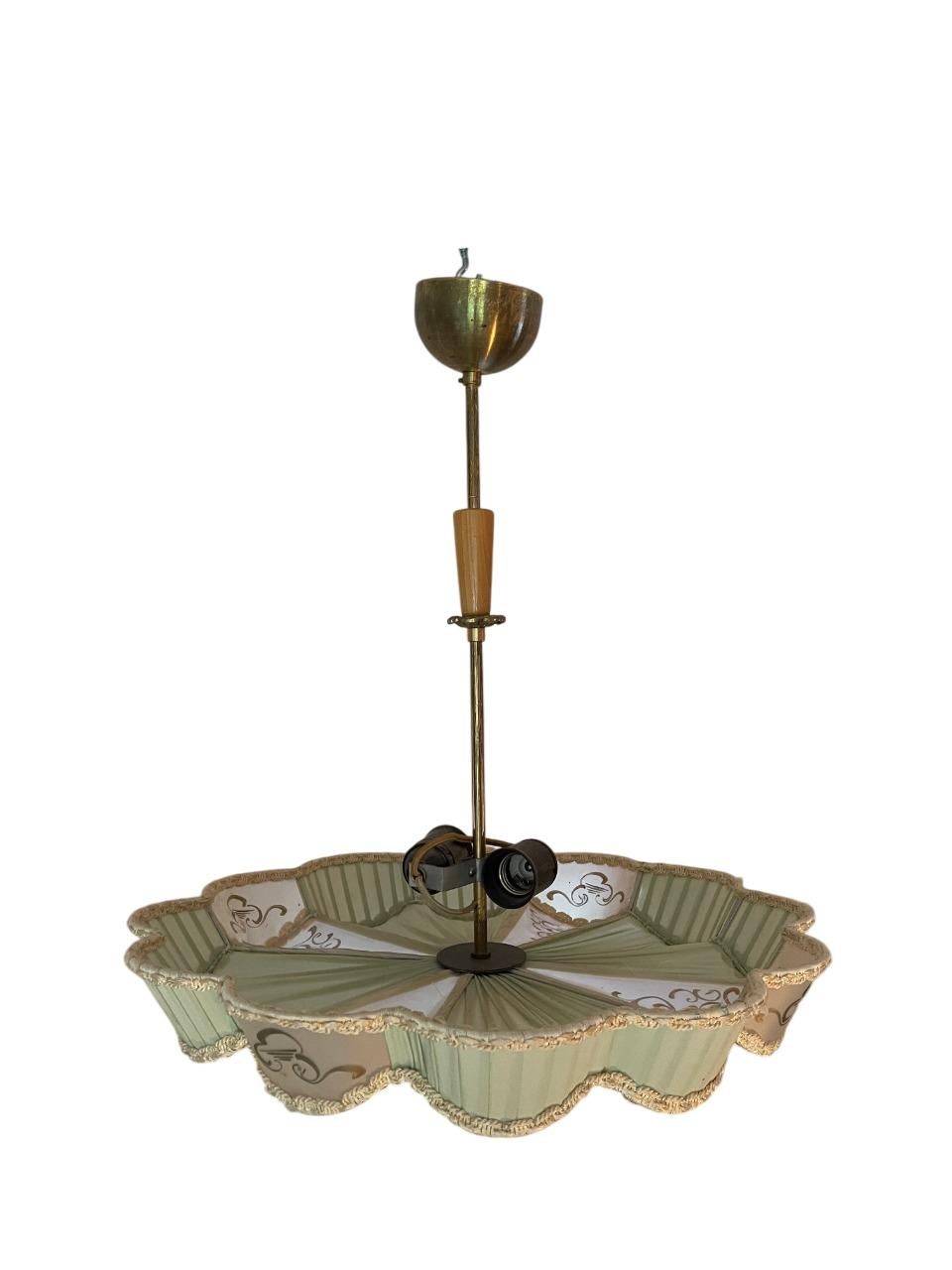 Svedese Elegante lampada a sospensione moderna svedese in seta e ottone, anni '40 in vendita