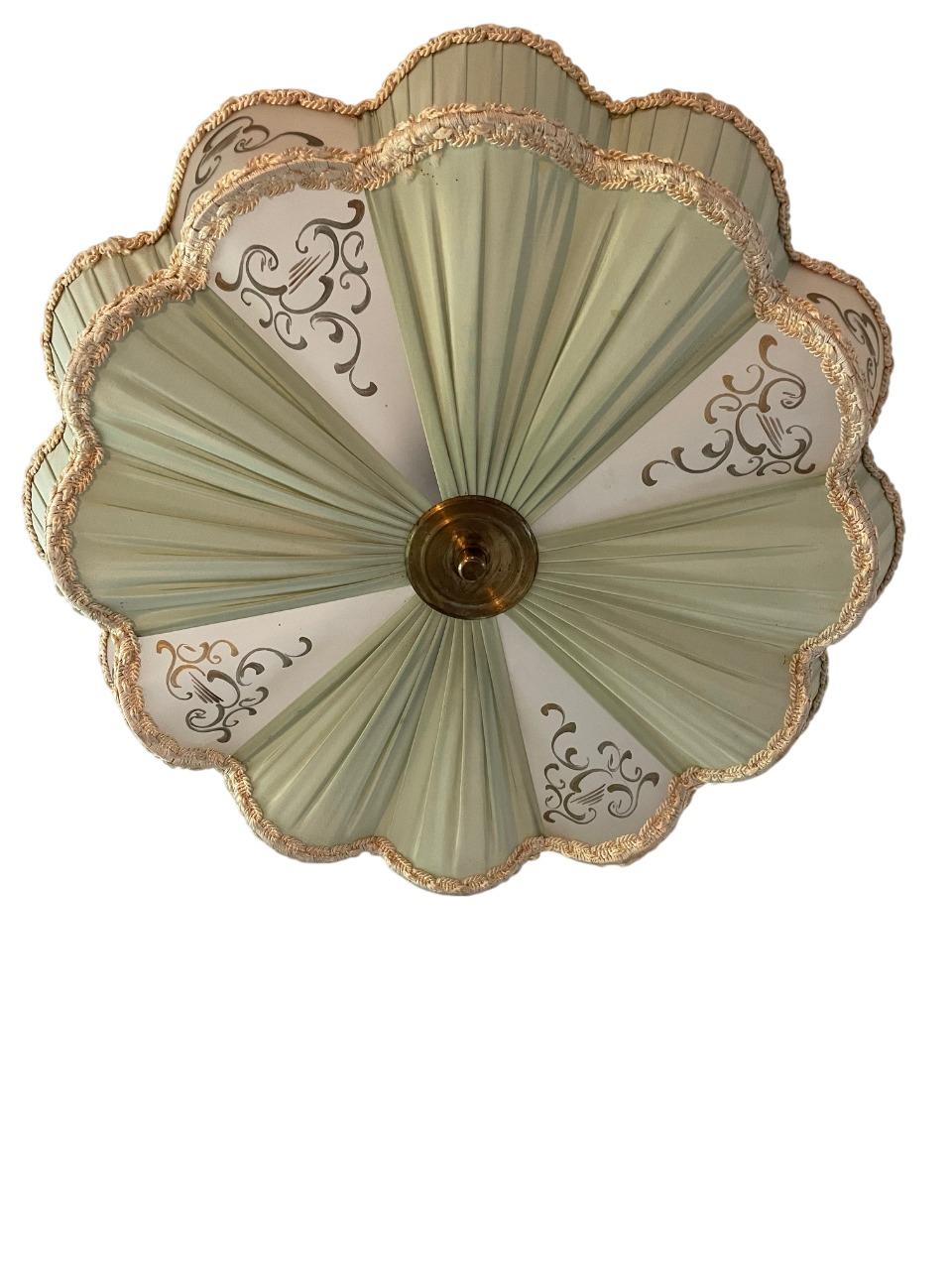 Metà XX secolo Elegante lampada a sospensione moderna svedese in seta e ottone, anni '40 in vendita