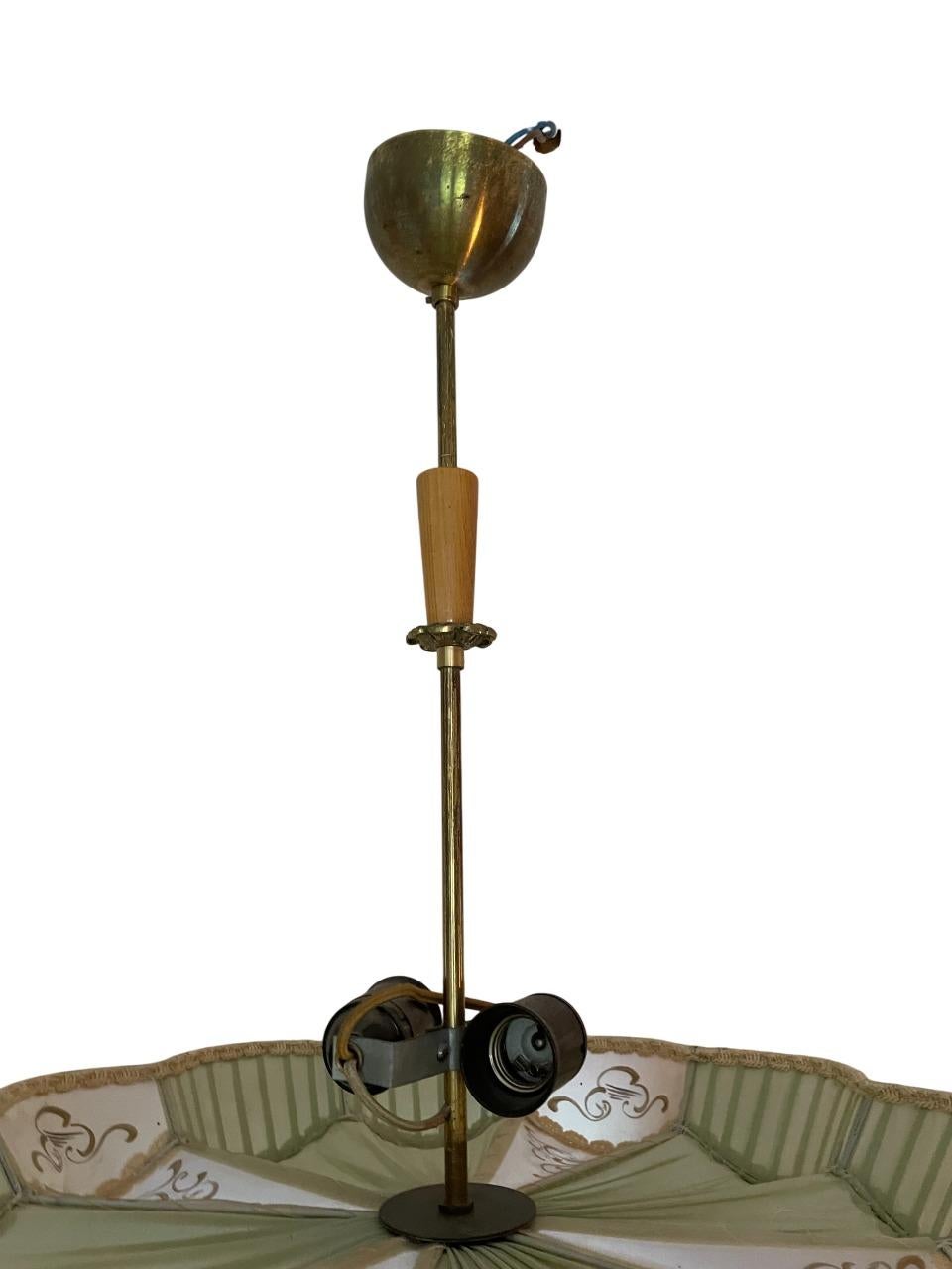 Ottone Elegante lampada a sospensione moderna svedese in seta e ottone, anni '40 in vendita