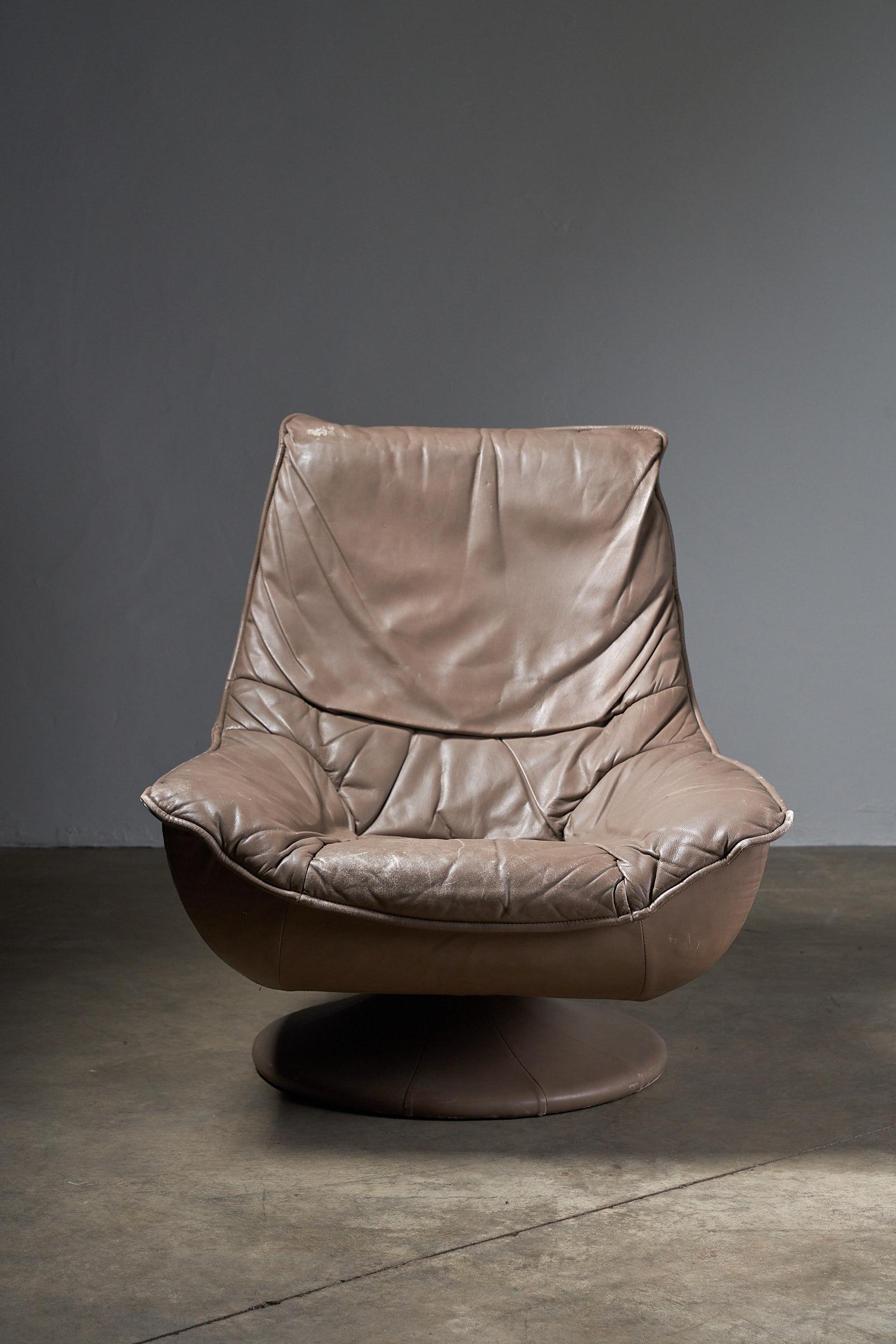 Entdecken Sie zeitlose Raffinesse mit unserem Elegant Swivel Lounge Chair aus luxuriösem braunem Leder. Mit seinem ergonomischen Design und der reichhaltigen Lederpolsterung verbindet dieses ausgezeichnete Stück nahtlos Komfort und Stil. Die