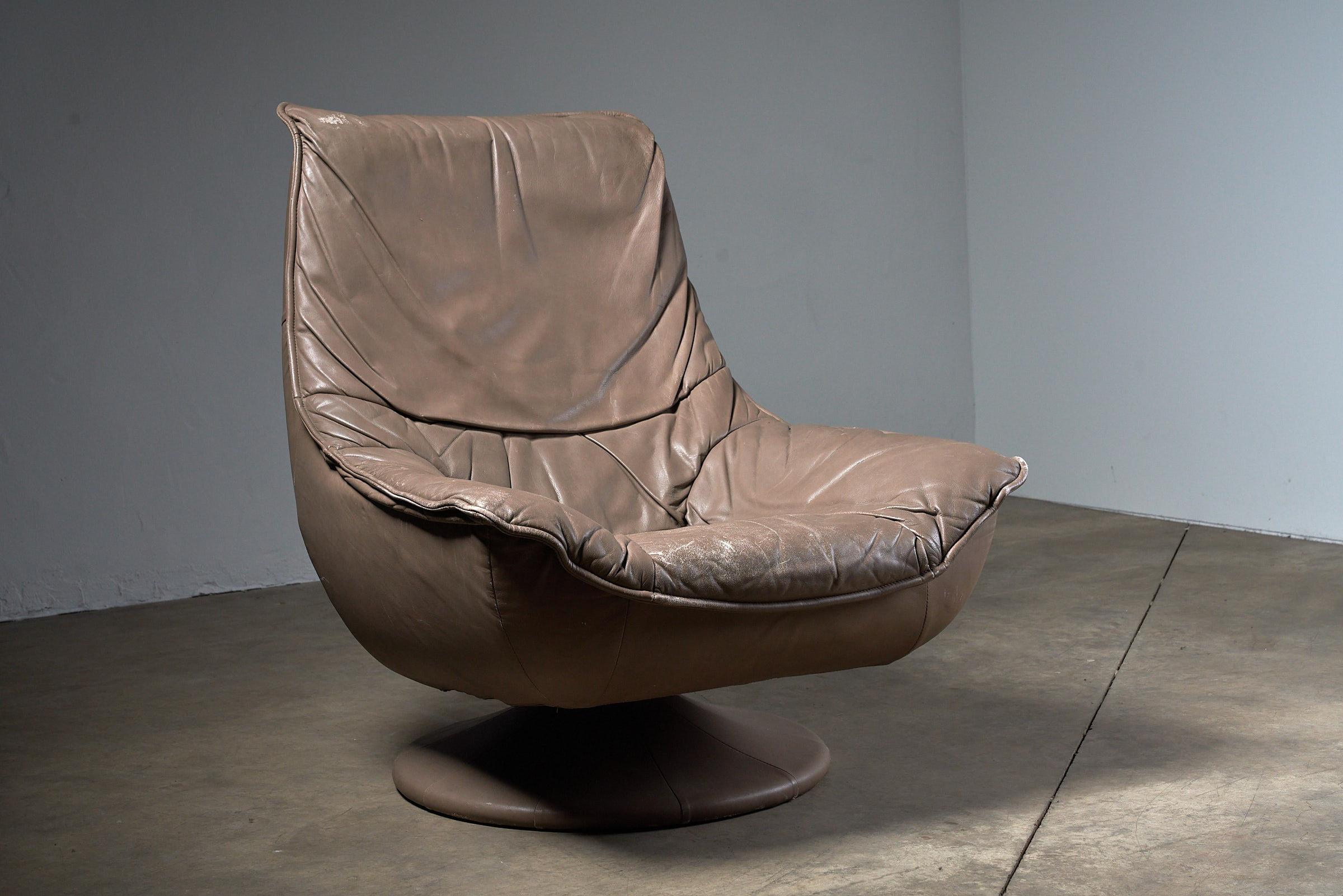 Unknown Elegant Swivel Lounge Chair in Brown Leather