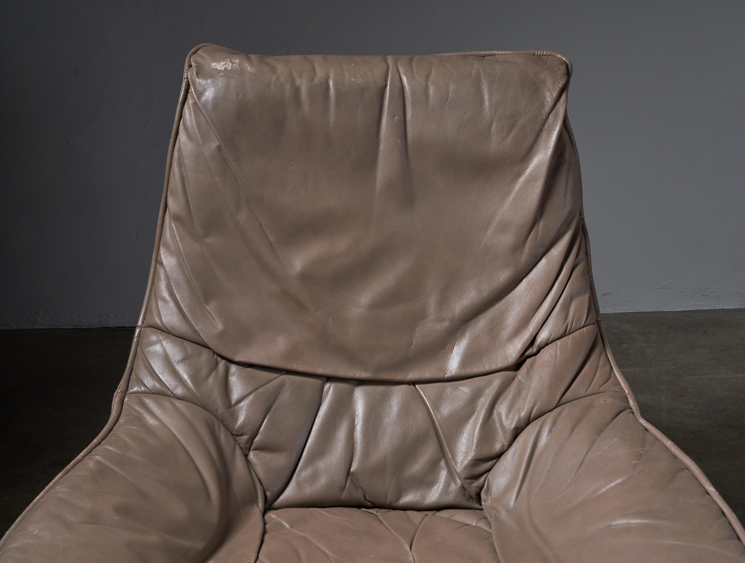 Eleganter Lounge-Drehstuhl aus braunem Leder im Zustand „Gut“ in Mortsel, BE