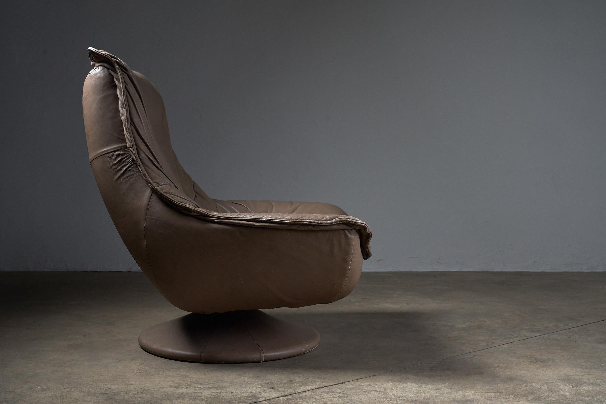 20th Century Elegant Swivel Lounge Chair in Brown Leather