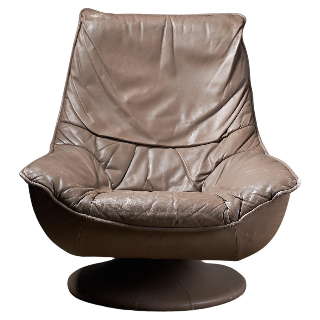 Elegant Swivel Lounge Chair in Brown Leather