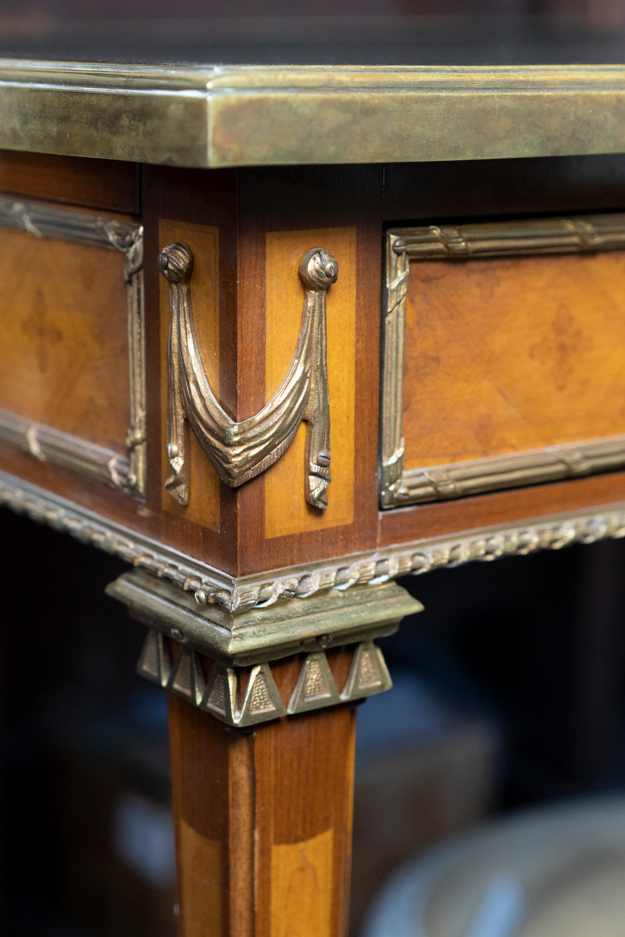 Élégant sycomore et bois de coffret  Assiette de bureau de style Louis XVI Bon état à Montreal, QC