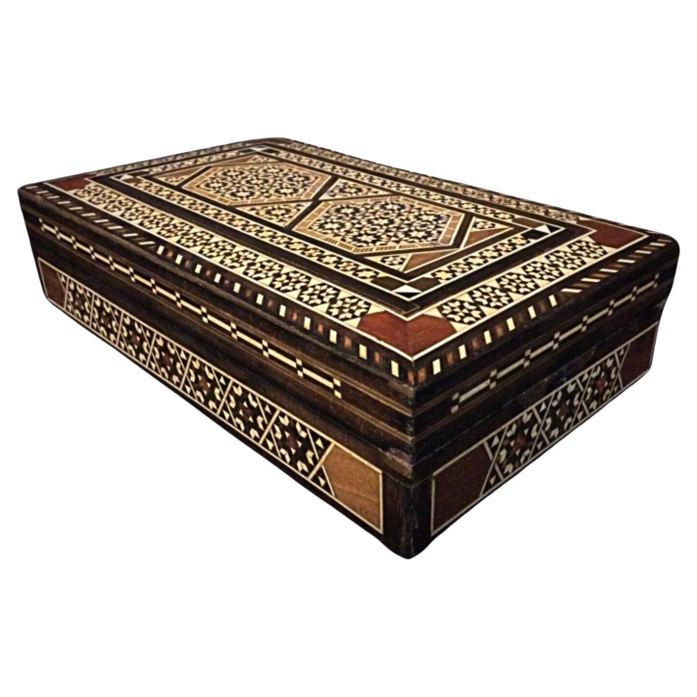 Elegante Joyero Sirio - Rectangular, Marquetería Incrustada con Terciopelo Rojo - 2Y29