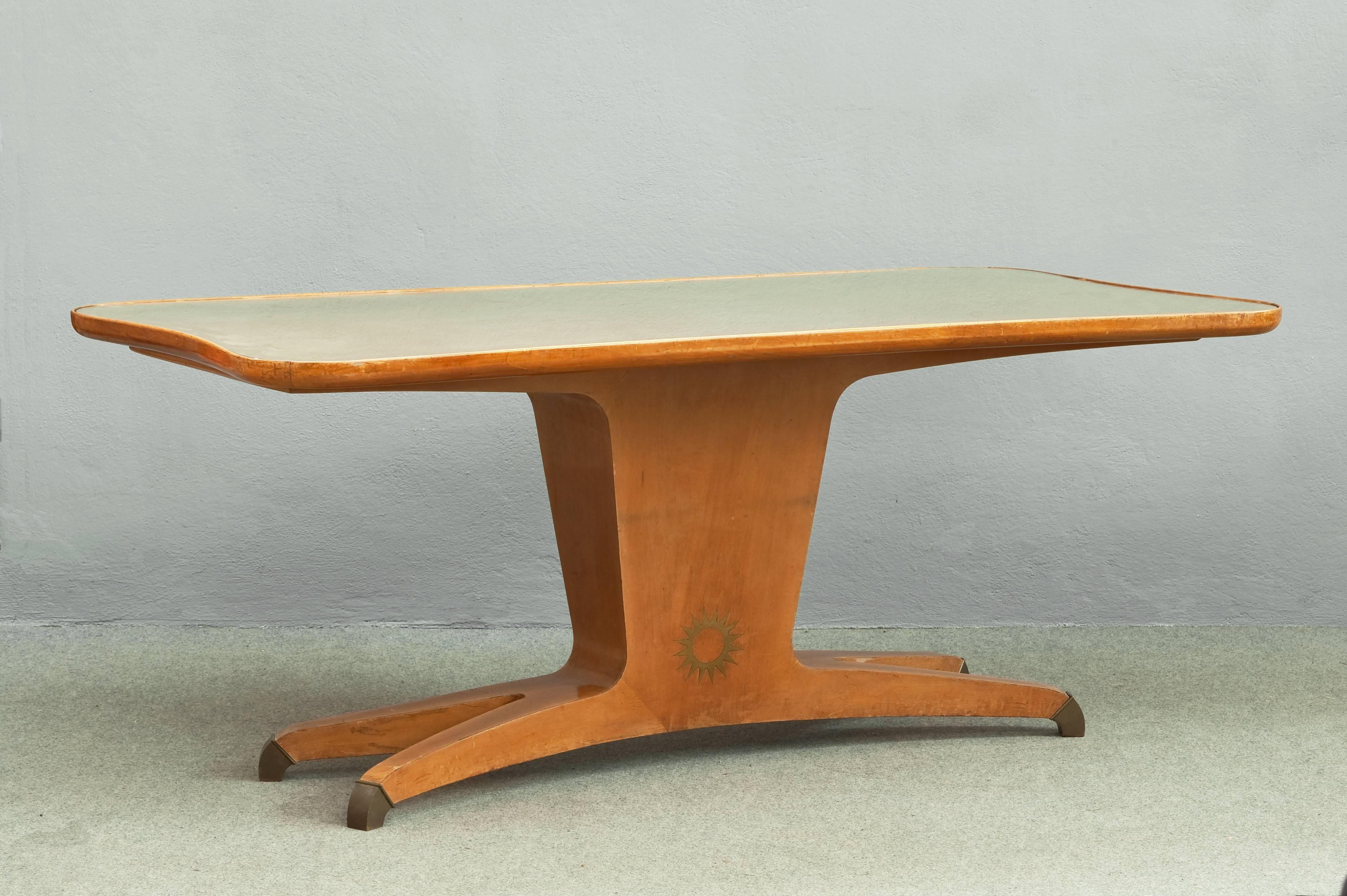 Elegant dining table attributed to Osvaldo Borsani.
Glass top with wood base and brass sabots.