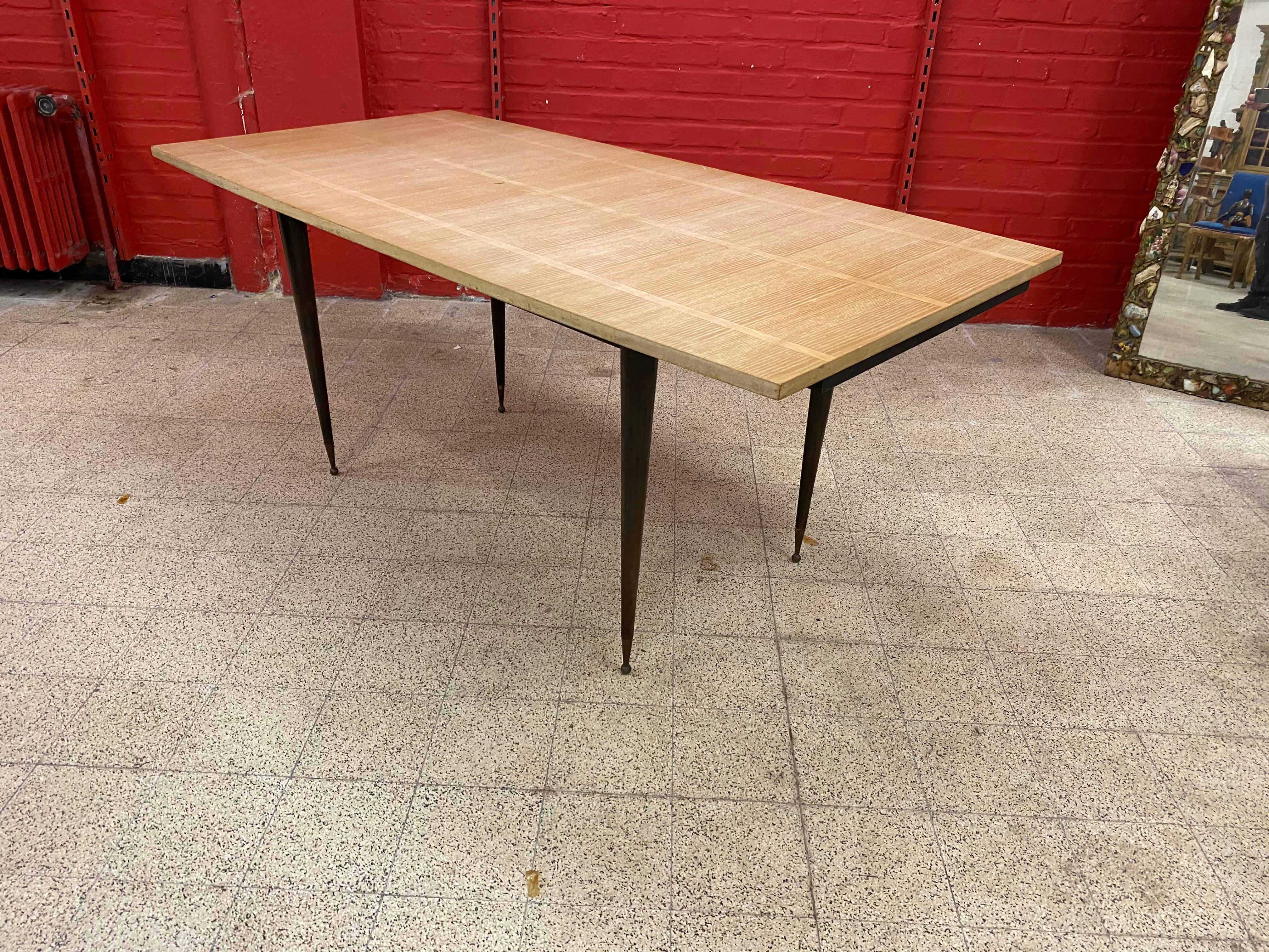 Table Elegance circa 1960 en laiton noyer et placage de frêne en vente 3