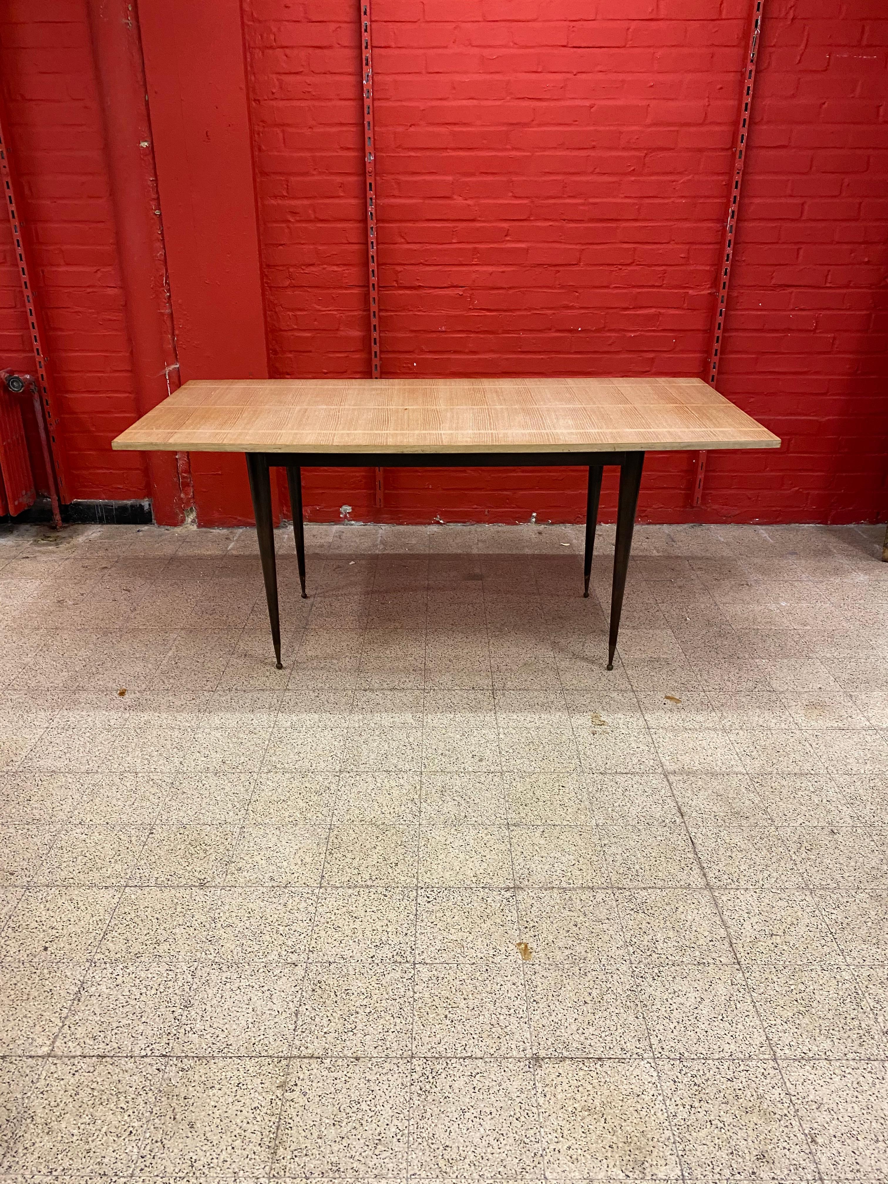 Elegante table circa 1960 en noyer, laiton et placage de frêne.
Bon état, polissage à refaire
Dimension avec extensions : ( 2 x 40cm )
74 x 250 x 75 cm.