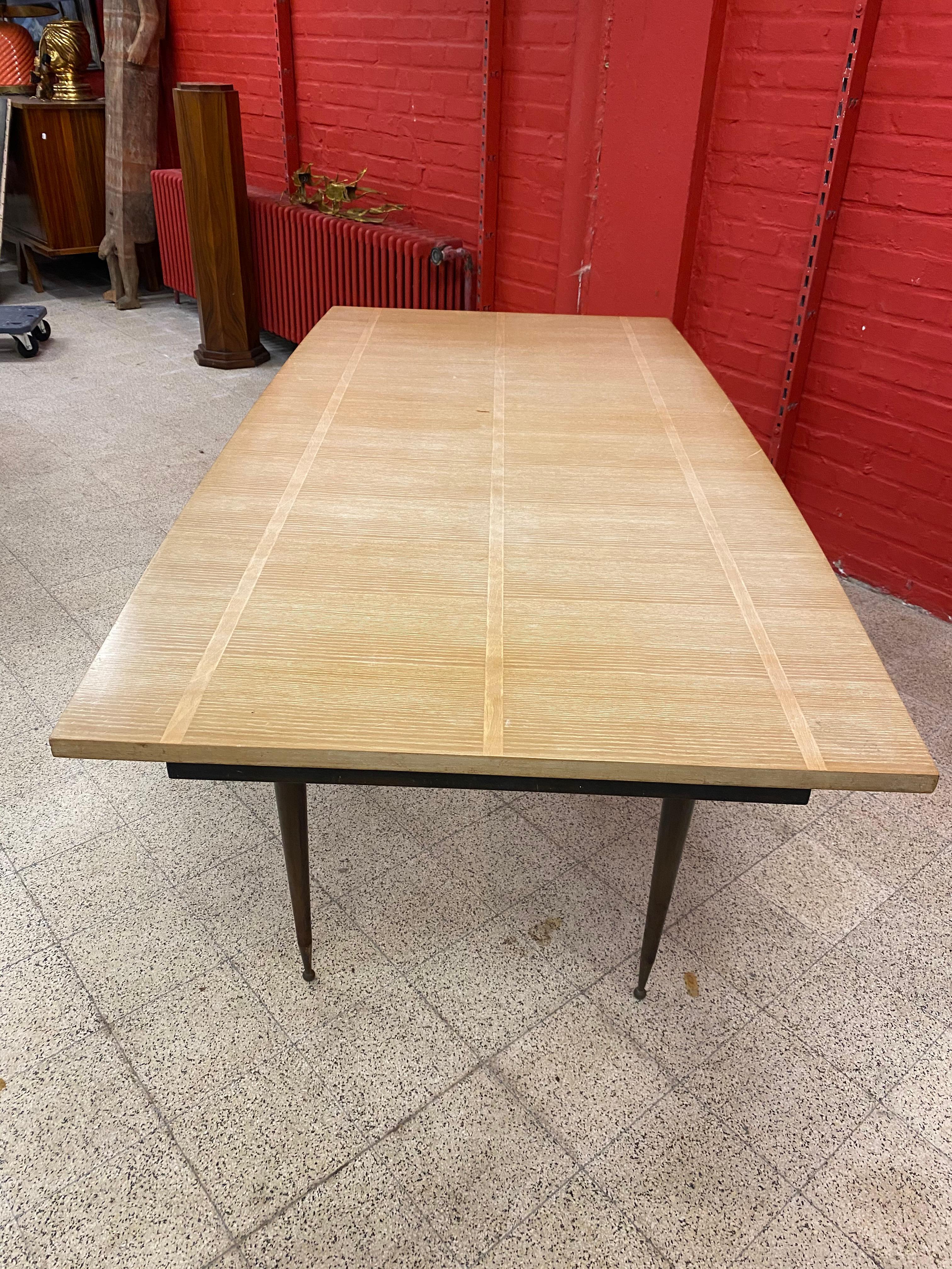 Mid-Century Modern Table Elegance circa 1960 en laiton noyer et placage de frêne en vente