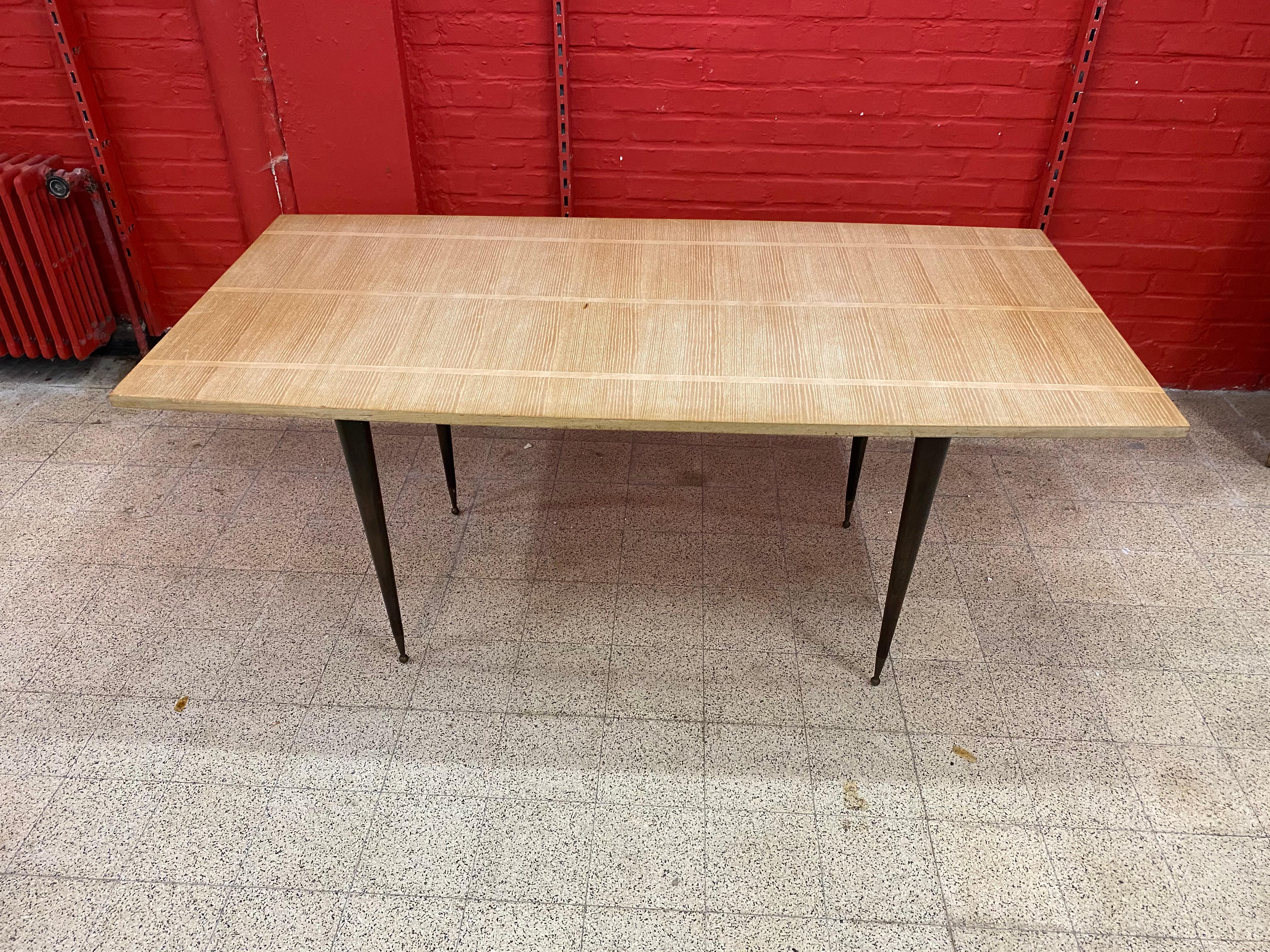 Table Elegance circa 1960 en laiton noyer et placage de frêne Bon état - En vente à Saint-Ouen, FR