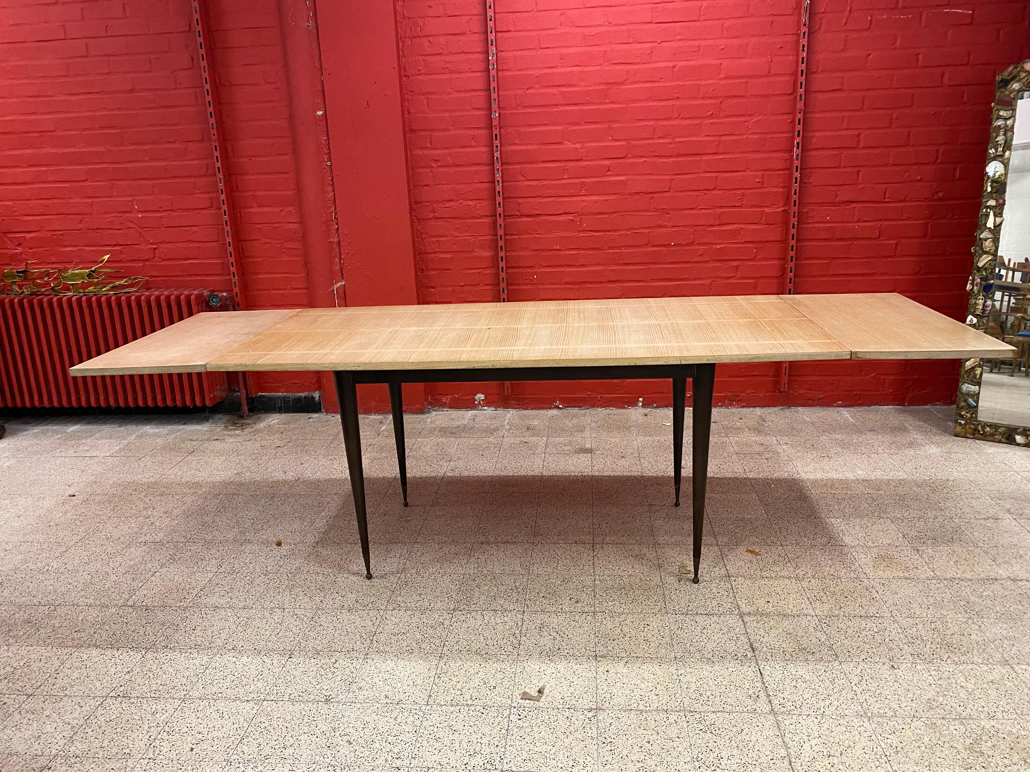Table Elegance circa 1960 en laiton noyer et placage de frêne en vente 1