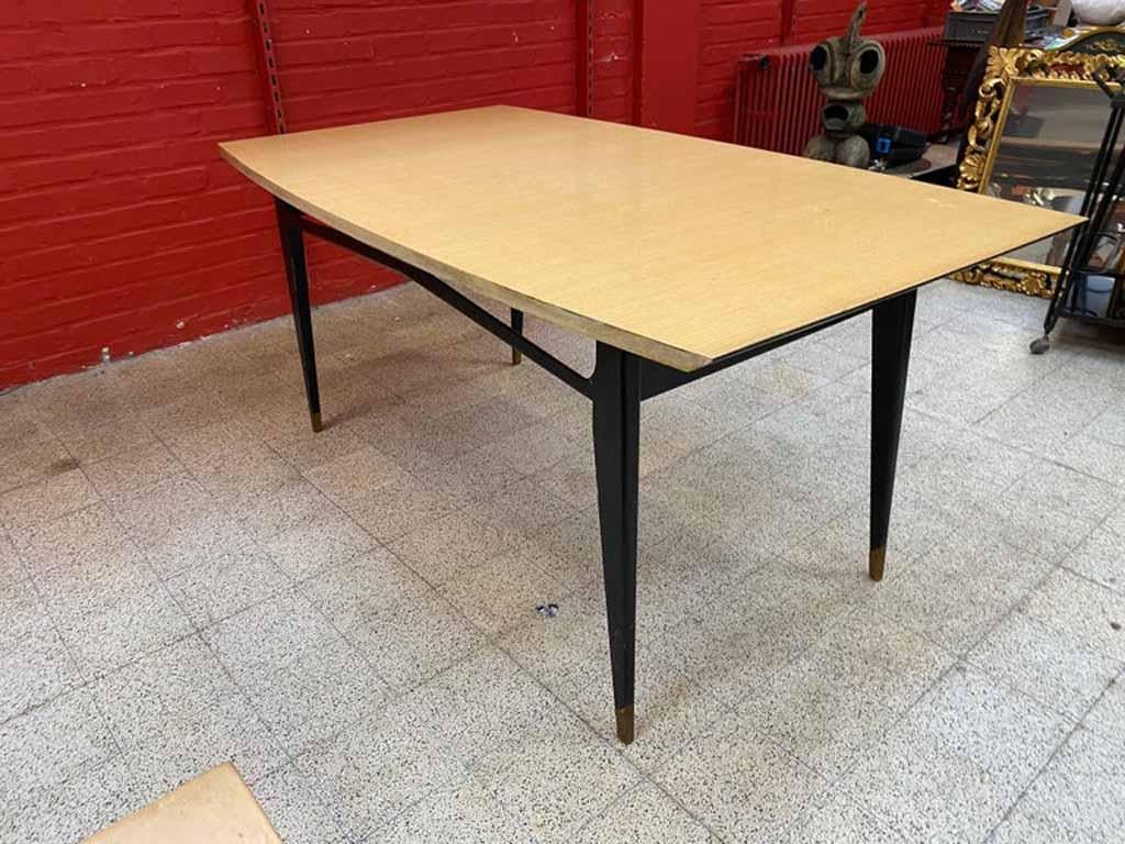 Eleganter Tisch aus geschwärztem Holz und Eschenholzfurnier im Stil von Maison Raphael im Angebot 2