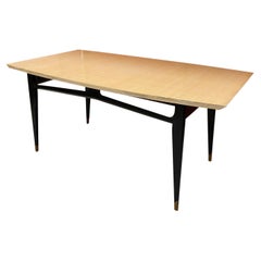Eleganter Tisch aus geschwärztem Holz und Eschenholzfurnier im Stil von Maison Raphael