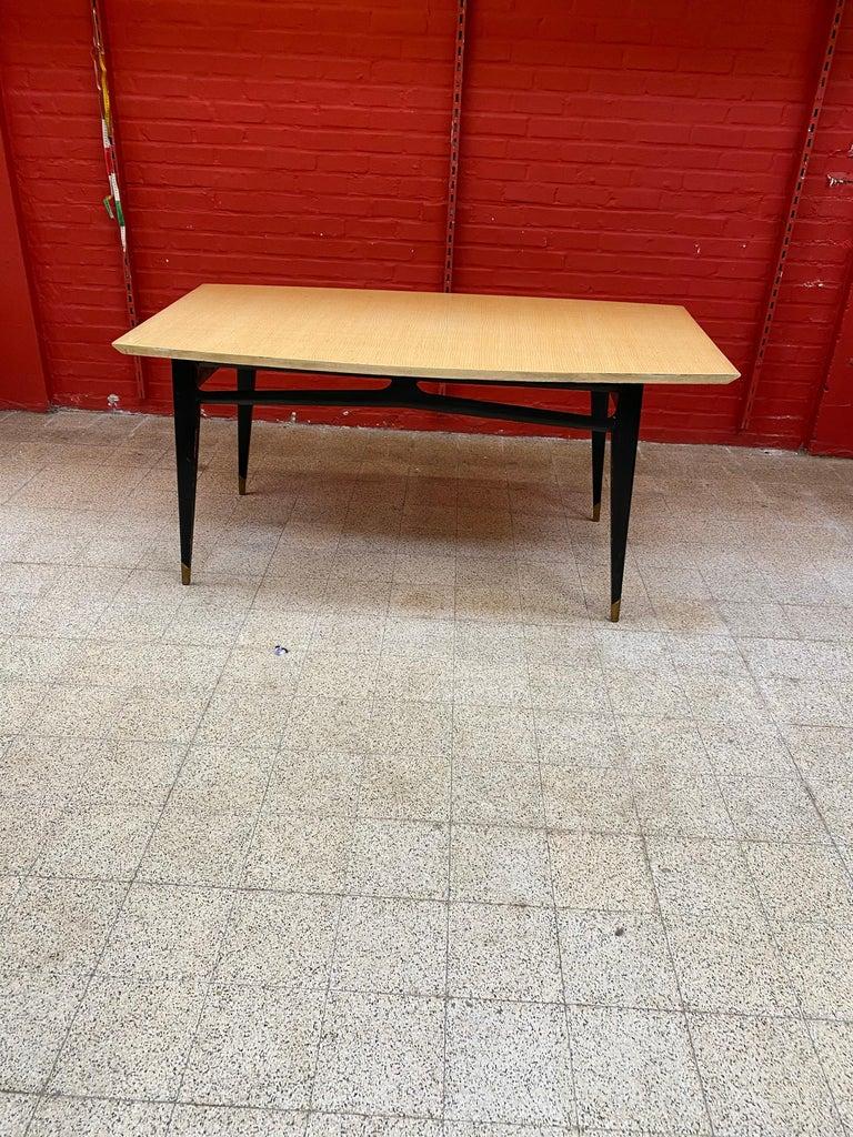 Eleganter Tisch aus geschwärztem Holz und Eschenholzfurnier im Stil von Maison Raphael (Moderne der Mitte des Jahrhunderts) im Angebot
