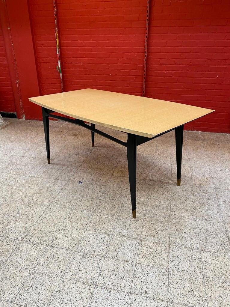 Eleganter Tisch aus geschwärztem Holz und Eschenholzfurnier im Stil von Maison Raphael (Europäisch) im Angebot
