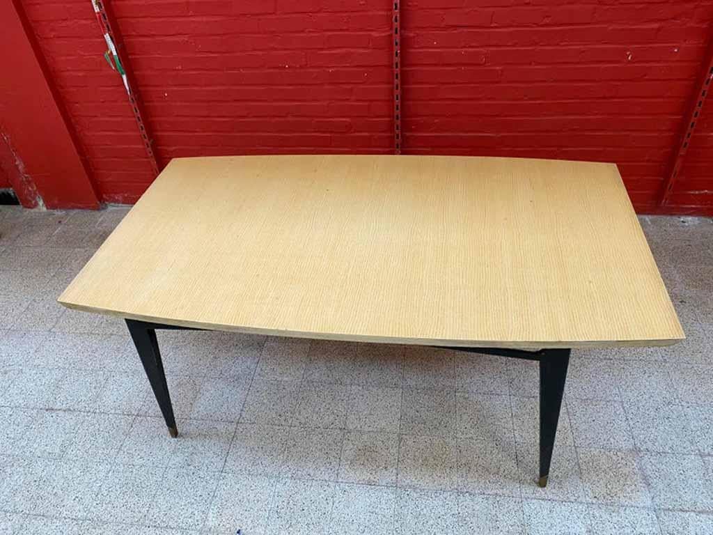 Eleganter Tisch aus geschwärztem Holz und Eschenholzfurnier im Stil von Maison Raphael (Furnier) im Angebot