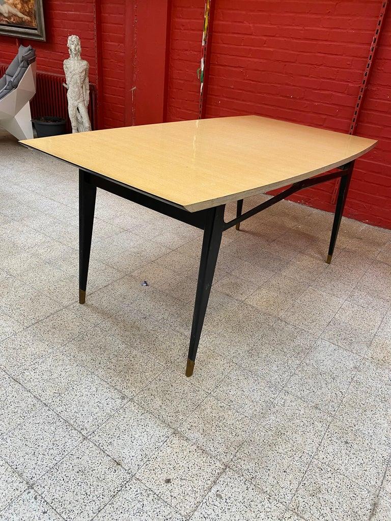 Eleganter Tisch aus geschwärztem Holz und Eschenholzfurnier im Stil von Maison Raphael (Mitte des 20. Jahrhunderts) im Angebot