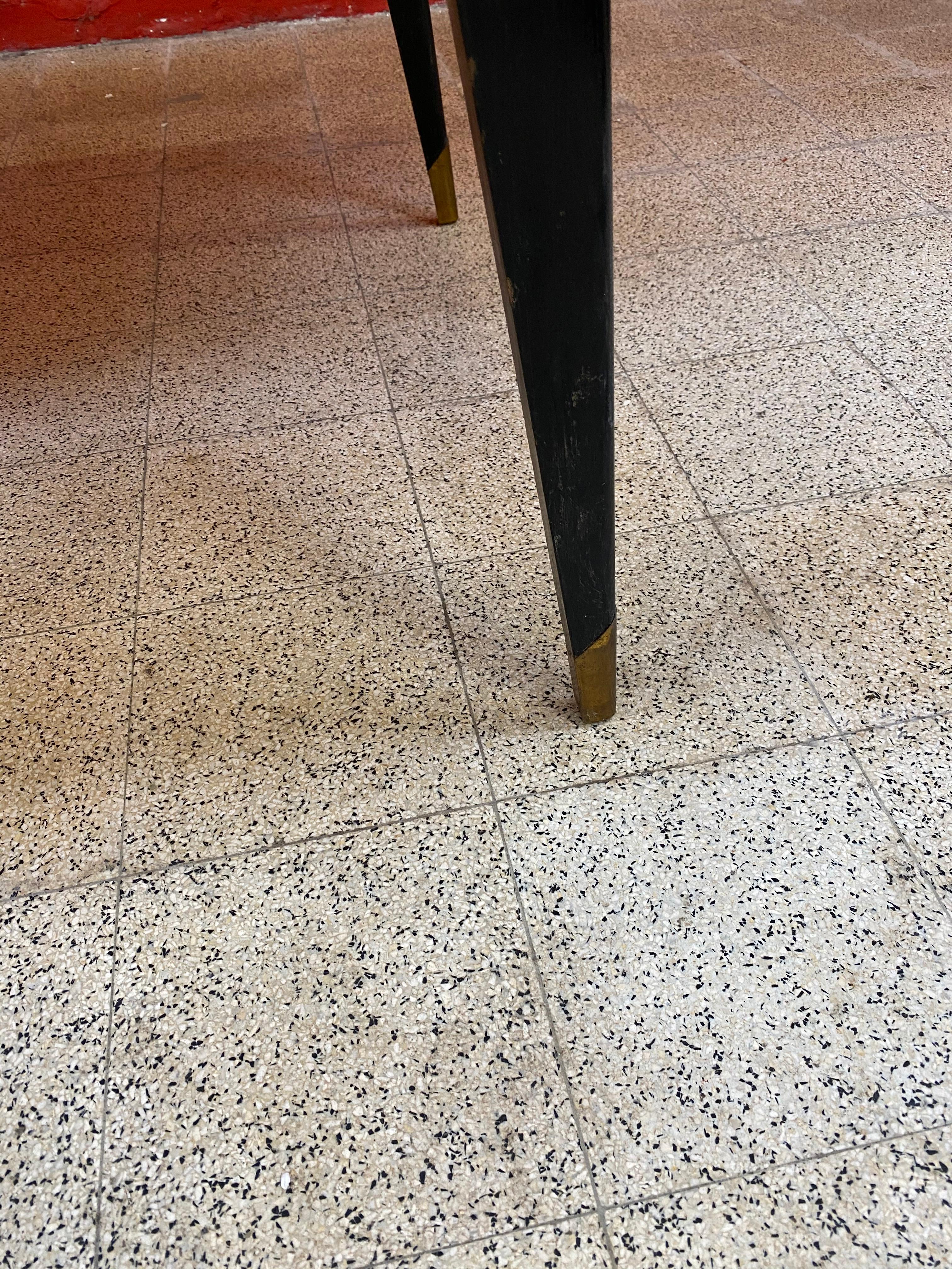 Ottone Elegante tavolo in Wood Wood annerito e impiallacciatura di frassino, nello stile di Maison Raphael in vendita