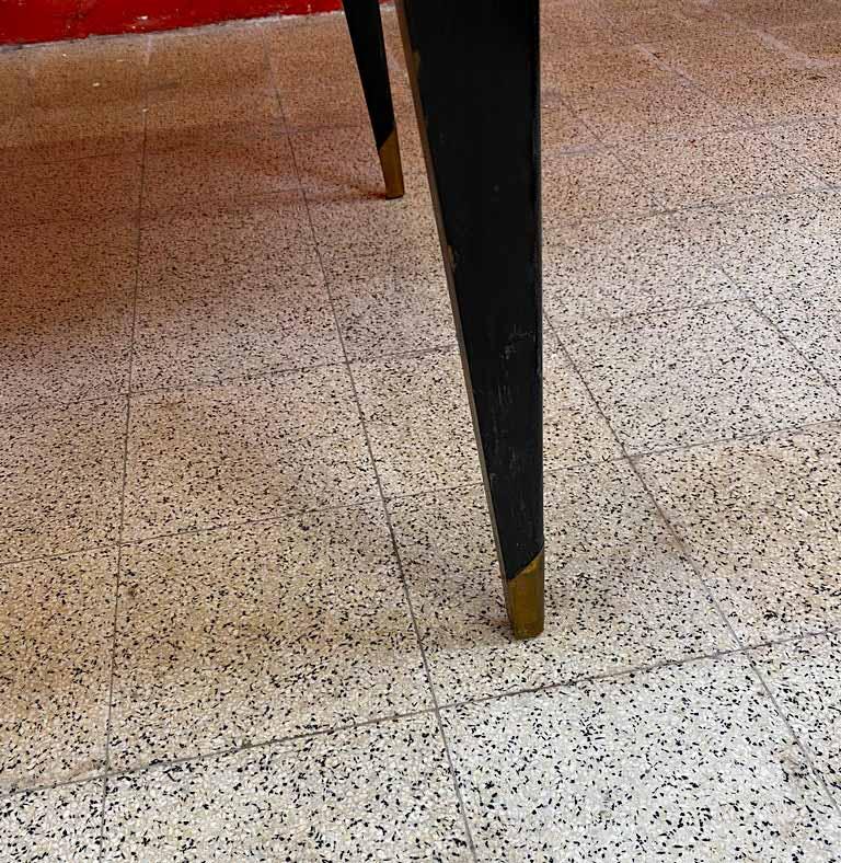 Eleganter Tisch aus geschwärztem Holz und Eschenholzfurnier im Stil von Maison Raphael (Messing) im Angebot