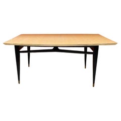 Eleganter Tisch aus geschwärztem Holz und Eschenholzfurnier im Stil von Maison Raphael