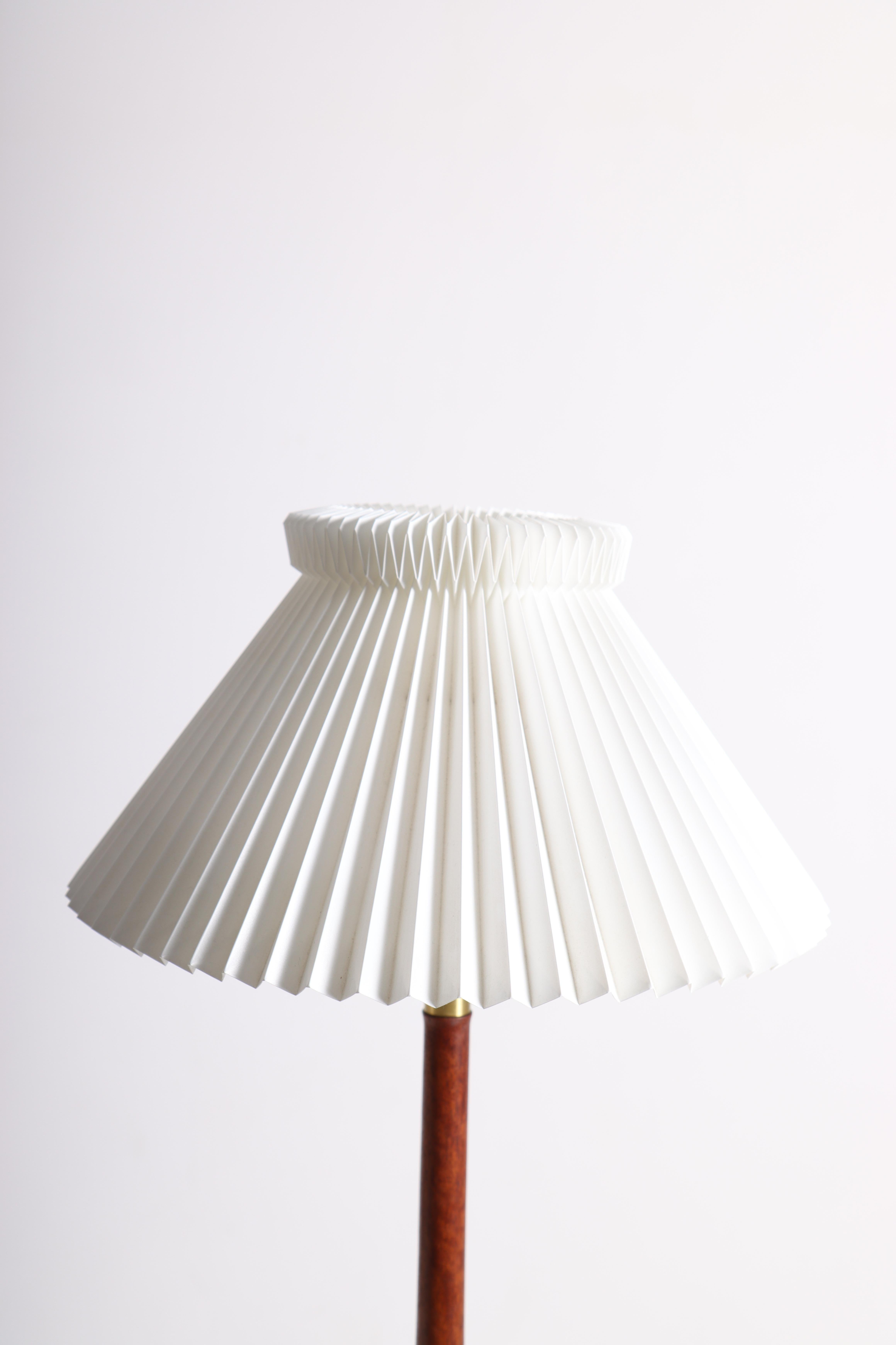 Elegant table lamp in solid mahogany. Designed by Esben Klint and made by Le Klint in the 1950s.