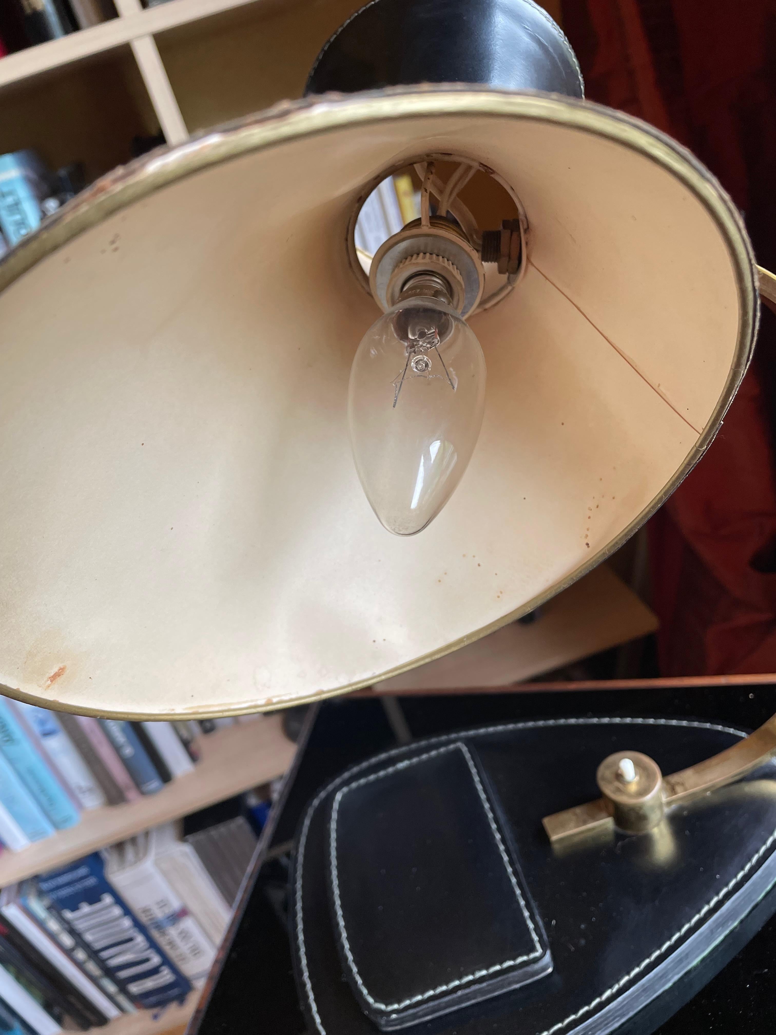Elegant table lamp. France 1950s. Jacques Adnet. Leather, brass. For Sale 5