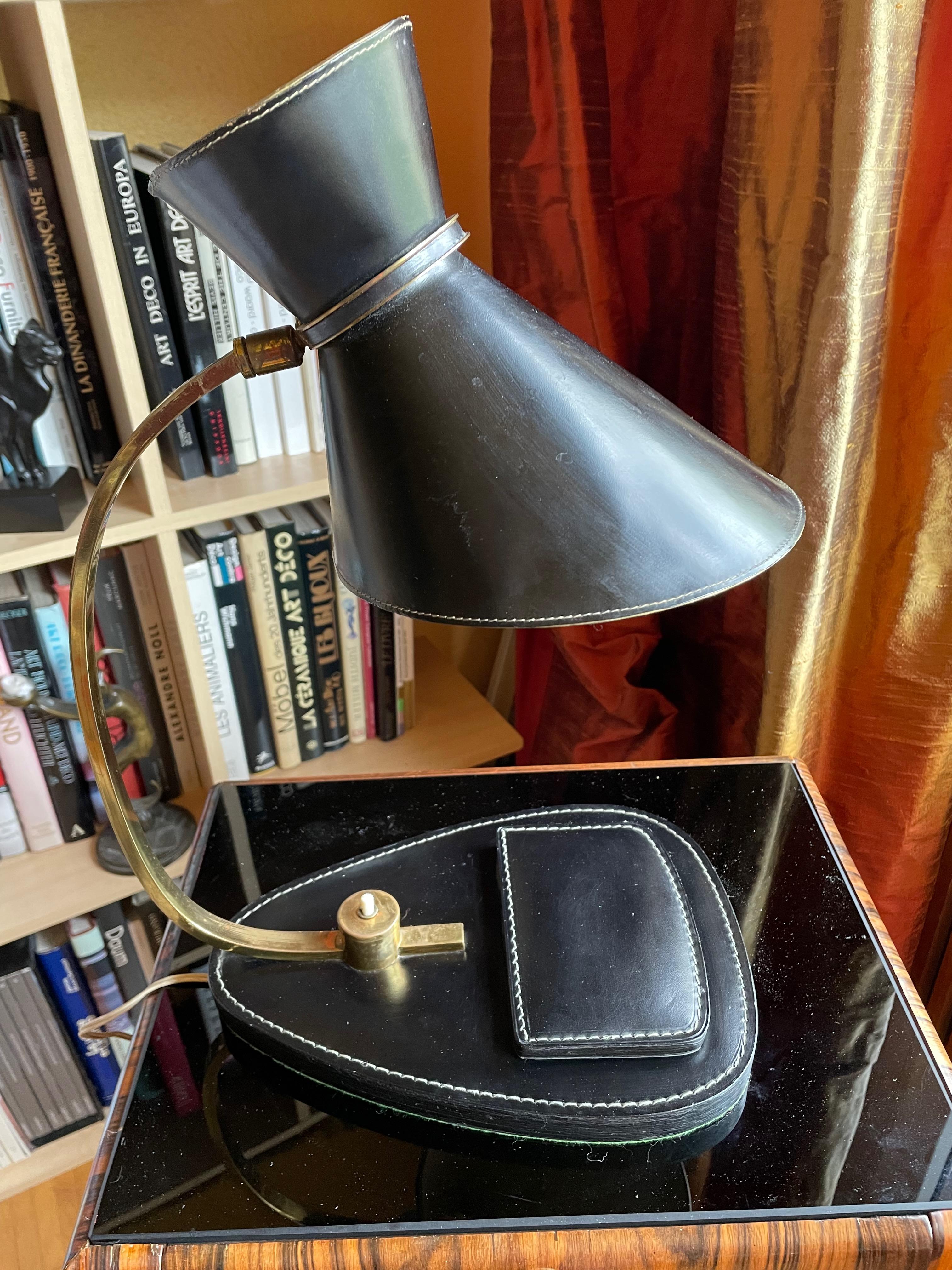 Elegant table lamp. France 1950s. Jacques Adnet. Leather, brass. For Sale 7