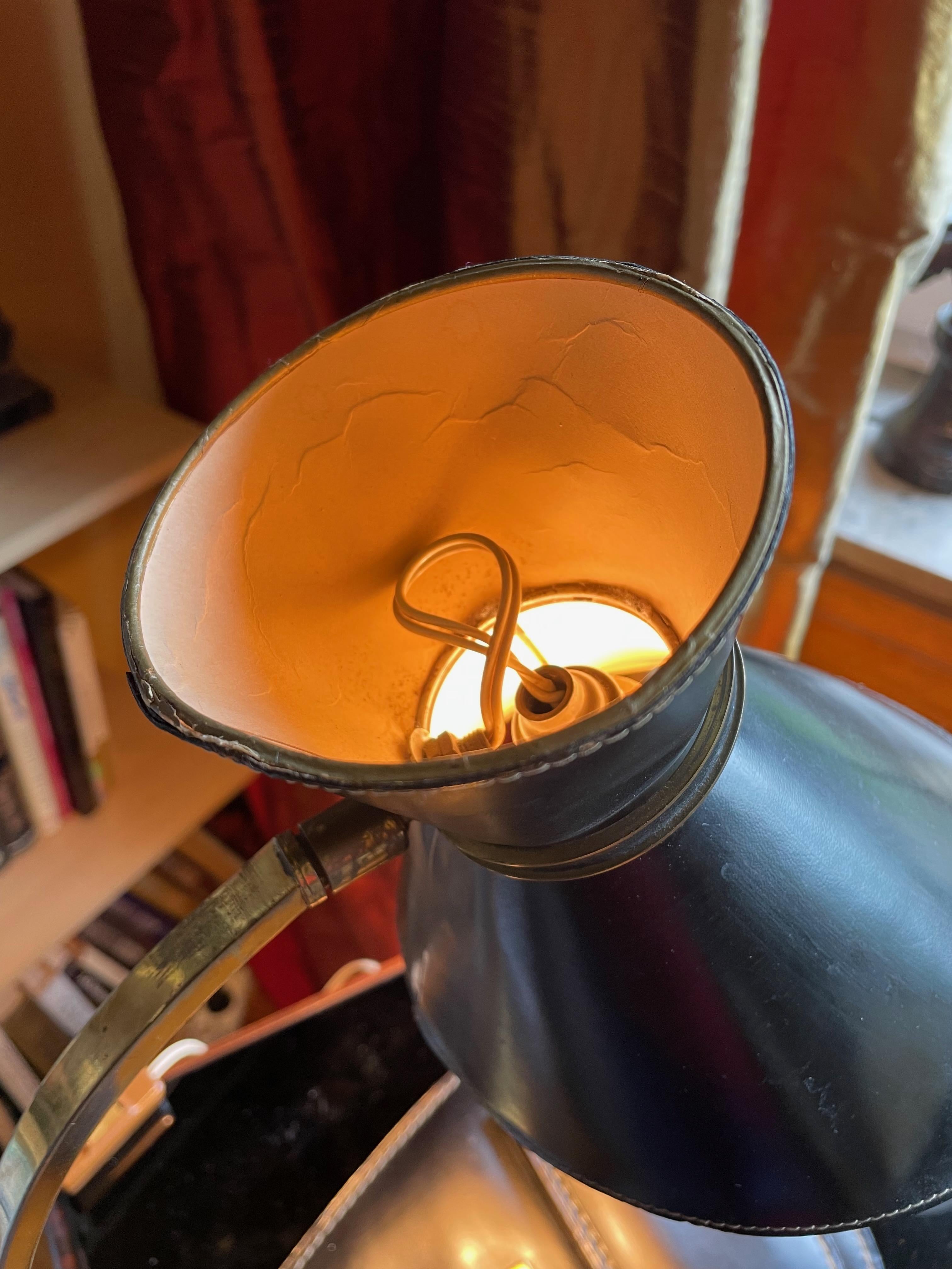 Lampada da tavolo Eleg. Francia anni '50. Jacques Adnet. Pelle, ottone. in vendita 10