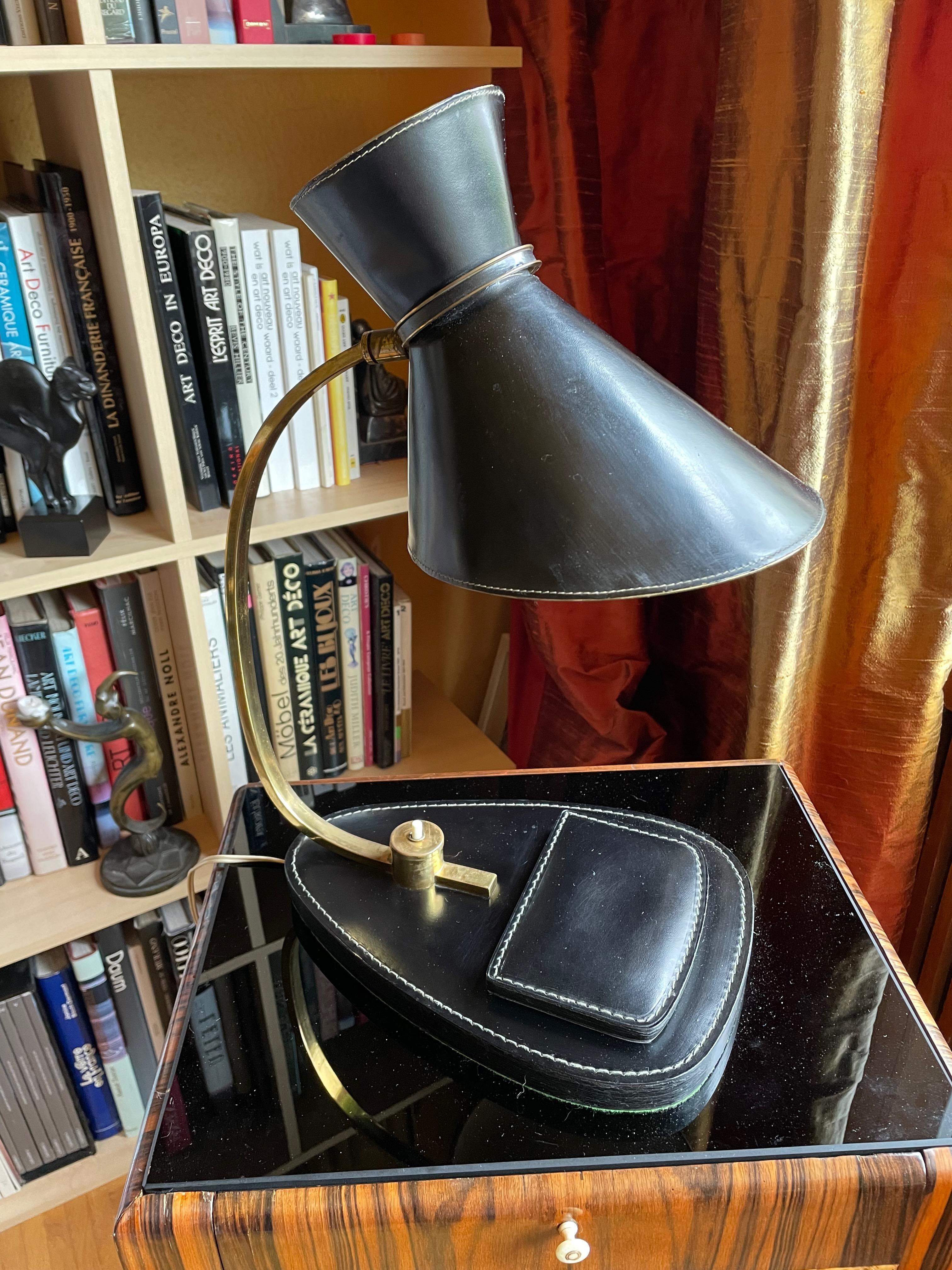 Elegante Tischlampe. Frankreich 1950er Jahre. Jacques Adnet. Leder, Messing. (Moderne der Mitte des Jahrhunderts) im Angebot