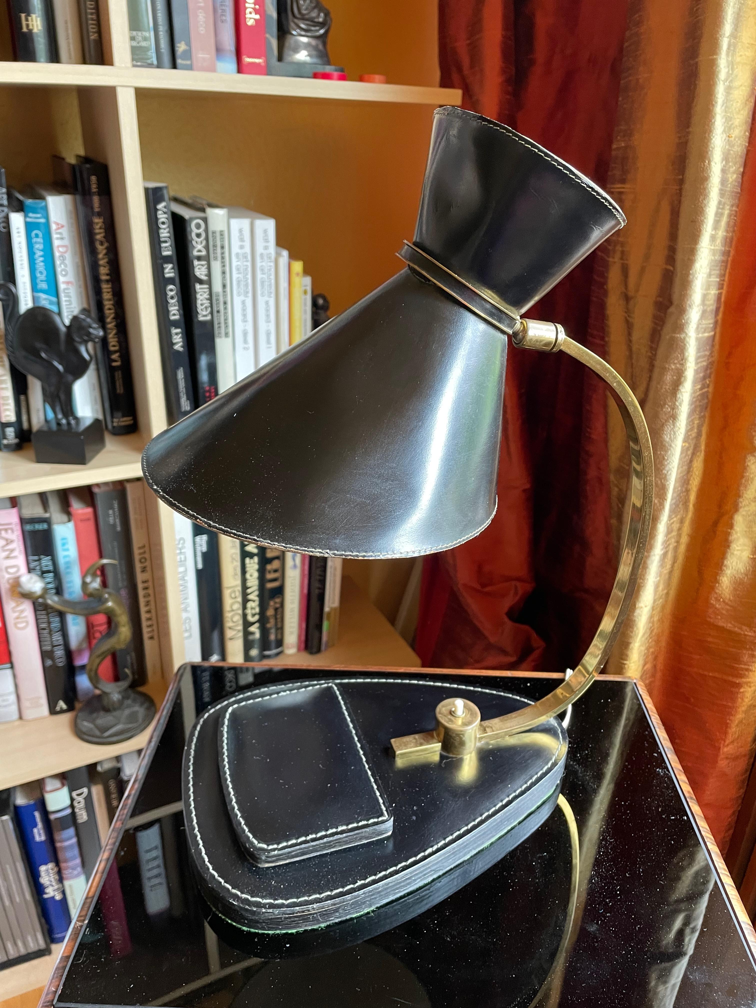 French Elegant table lamp. France 1950s. Jacques Adnet. Leather, brass. For Sale