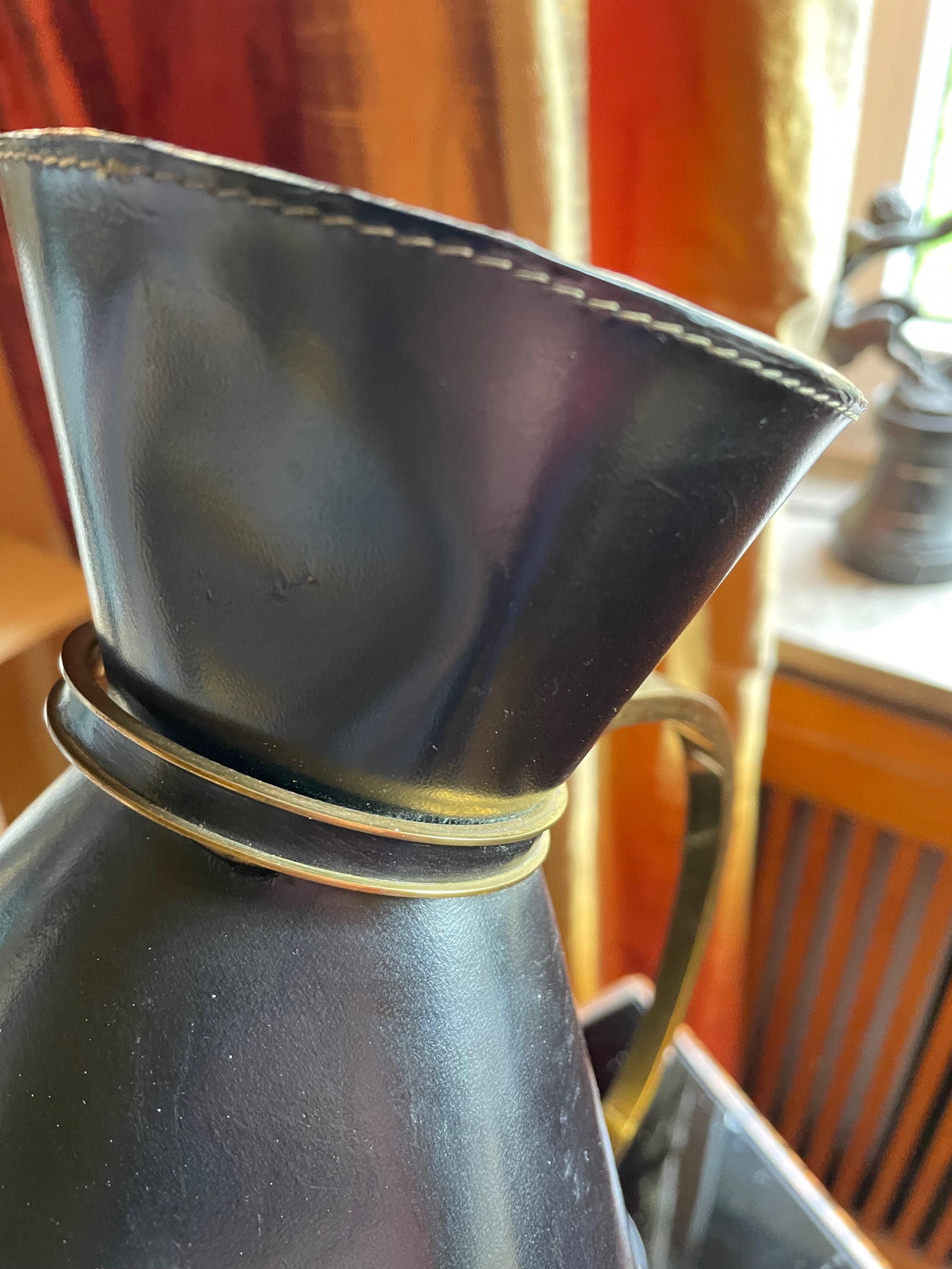 Hand-Crafted Elegant table lamp. France 1950s. Jacques Adnet. Leather, brass. For Sale