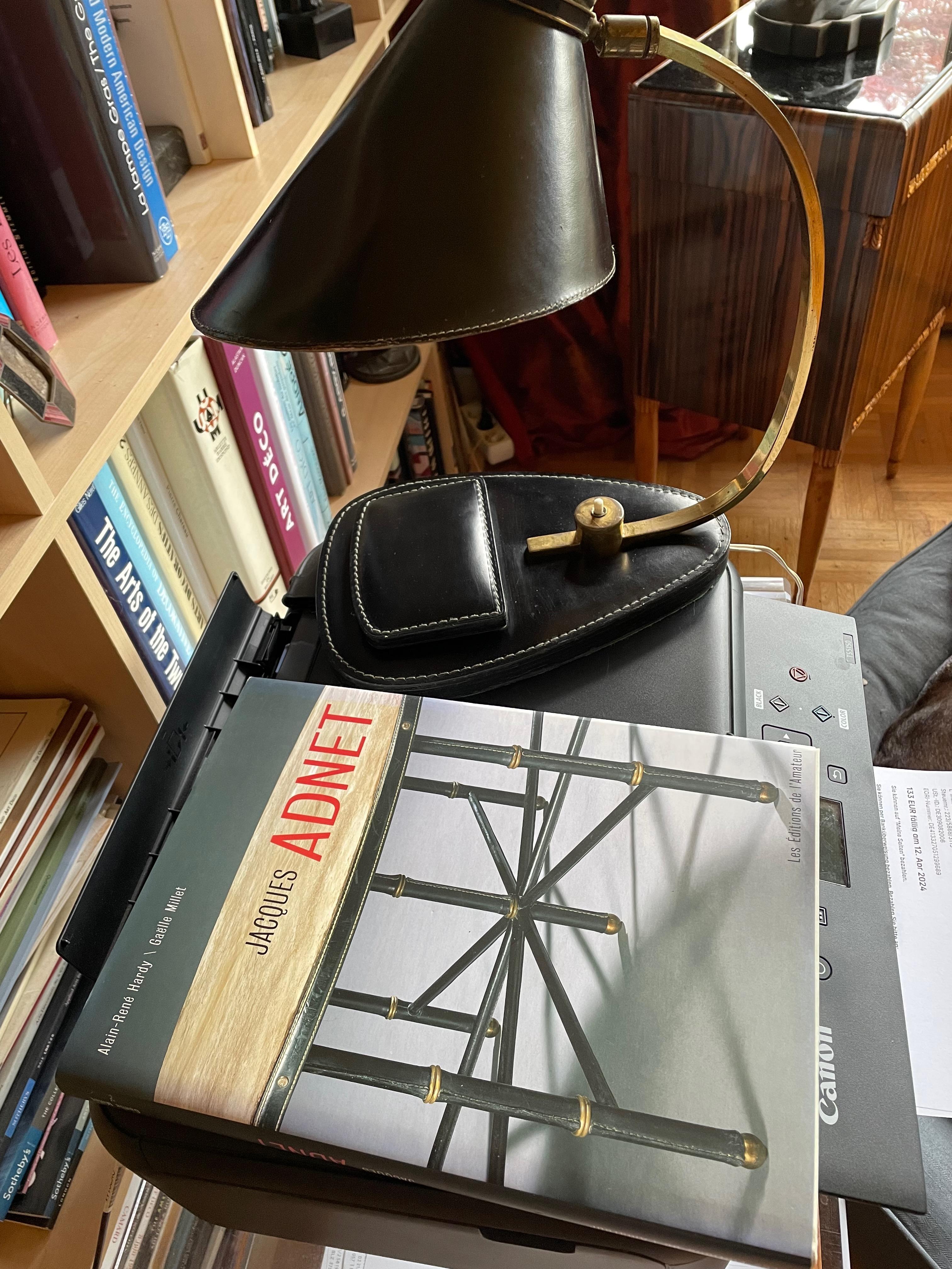 Lampe de table élégante. France années 1950. Jacques Adnet. Cuir, laiton. Bon état - En vente à Köln, NW