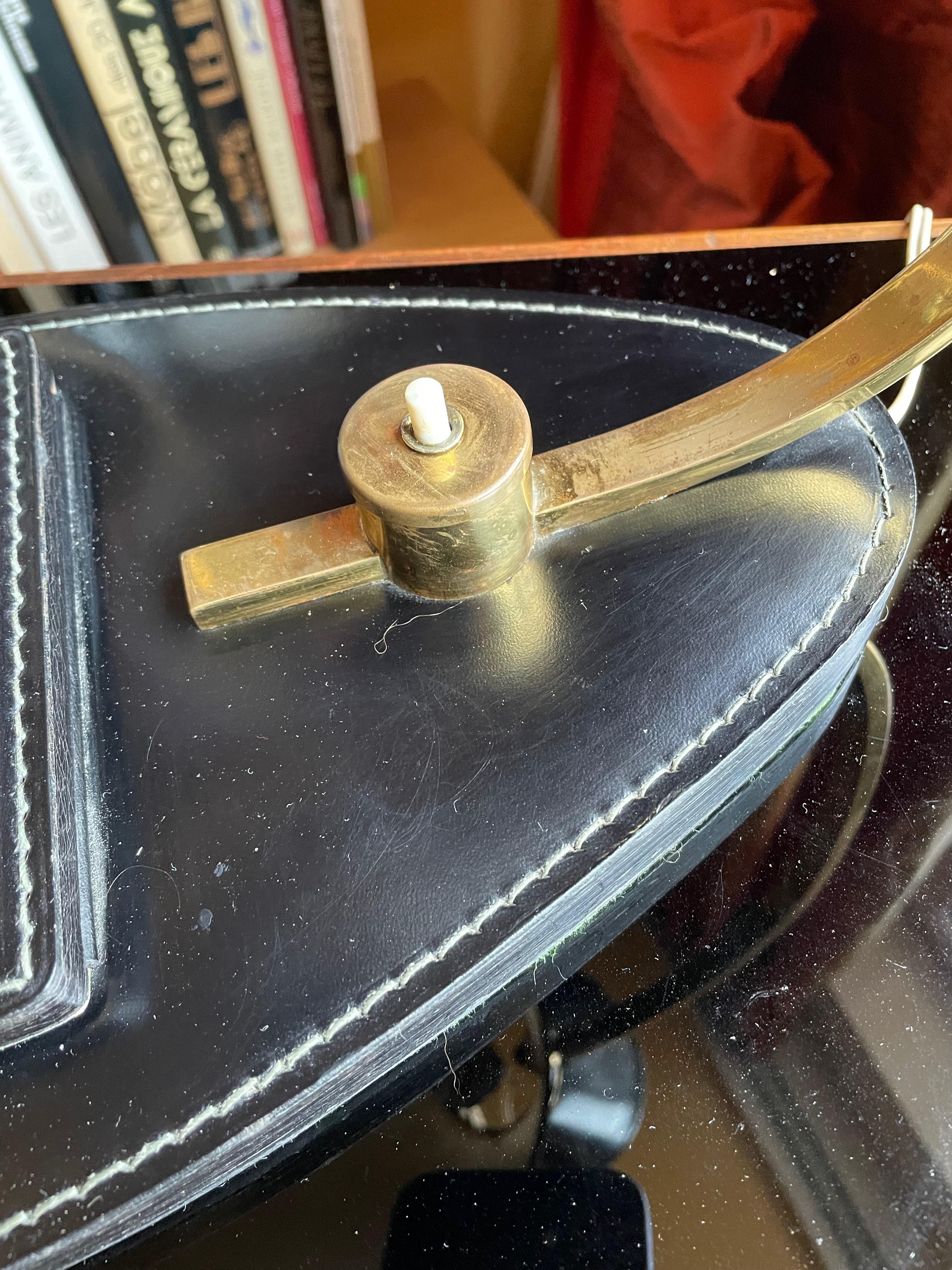 Milieu du XXe siècle Lampe de table élégante. France années 1950. Jacques Adnet. Cuir, laiton. en vente