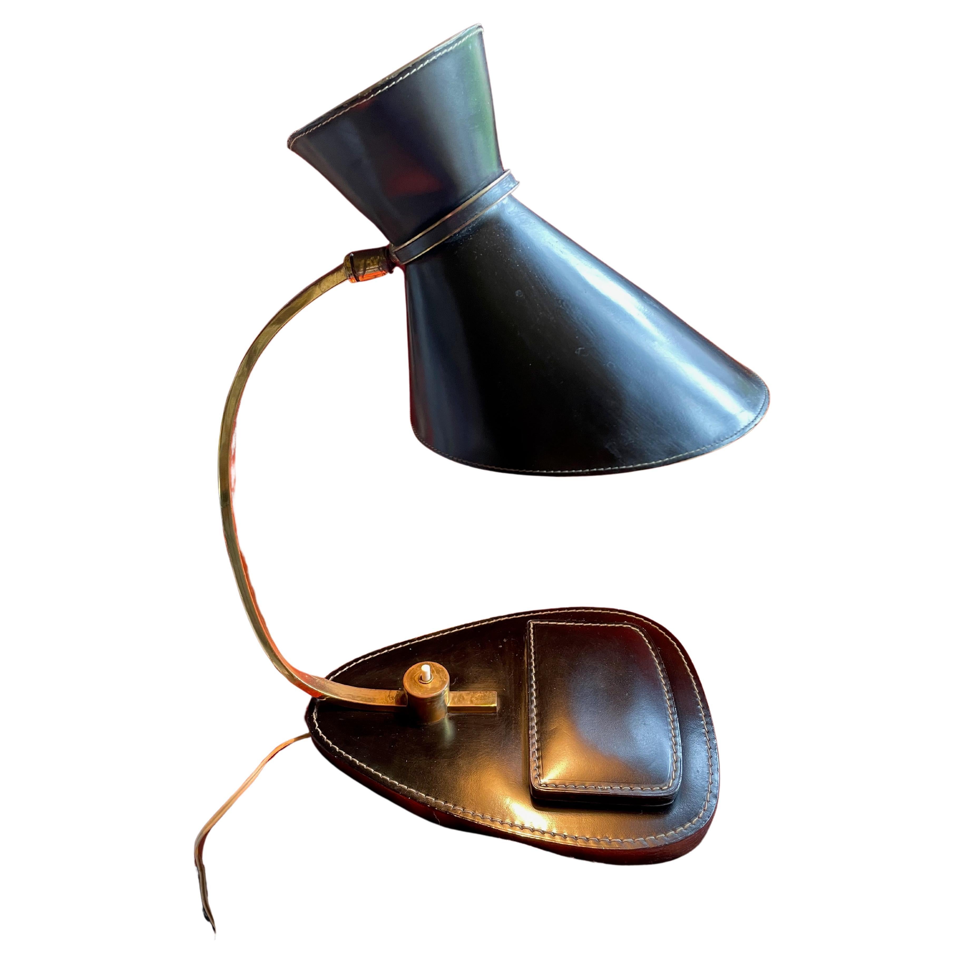 Elegante Tischlampe. Frankreich 1950er Jahre. Jacques Adnet. Leder, Messing. im Angebot