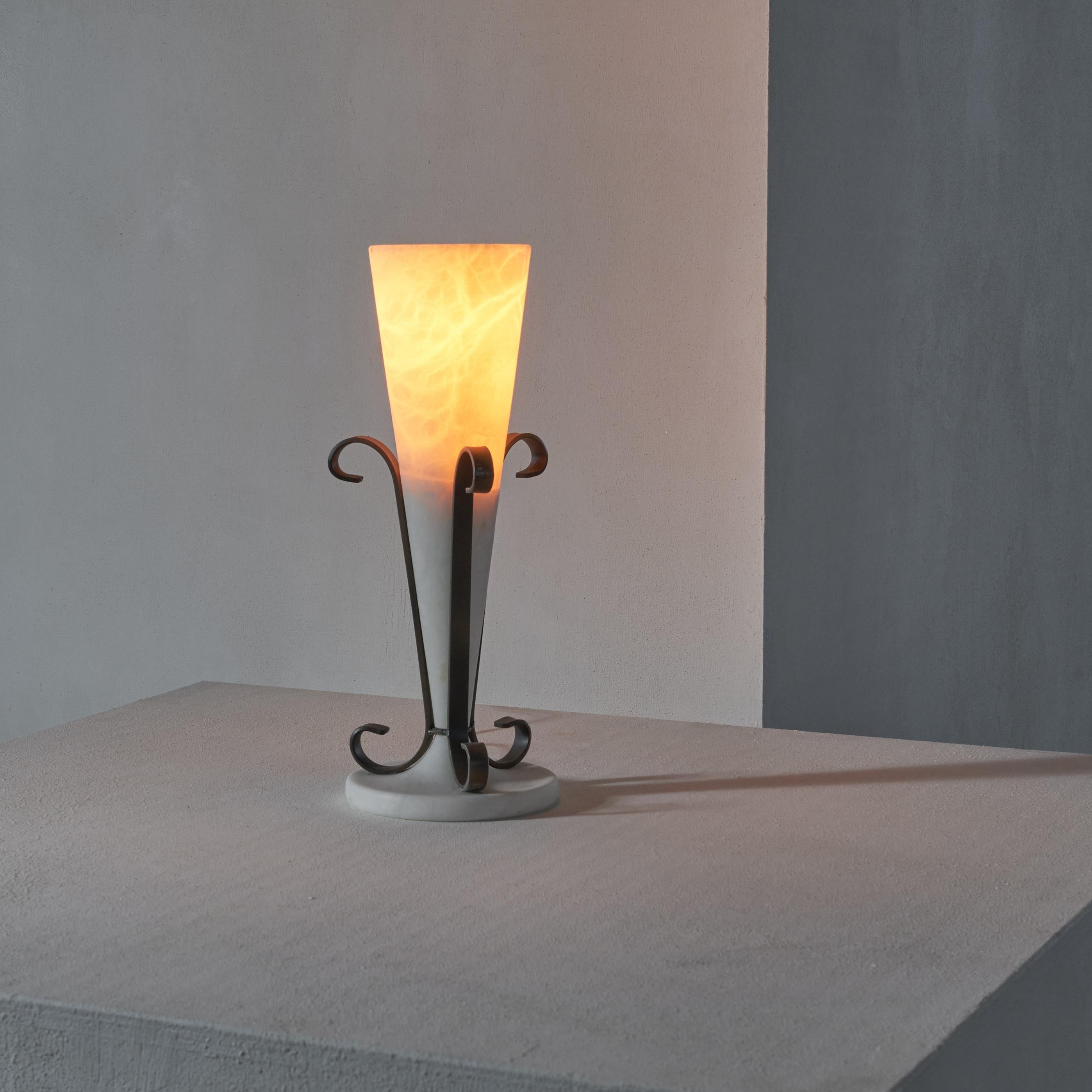 Elegant Table Lamp in Alabaster and Metal, 1970s In Good Condition For Sale In Tilburg, NL