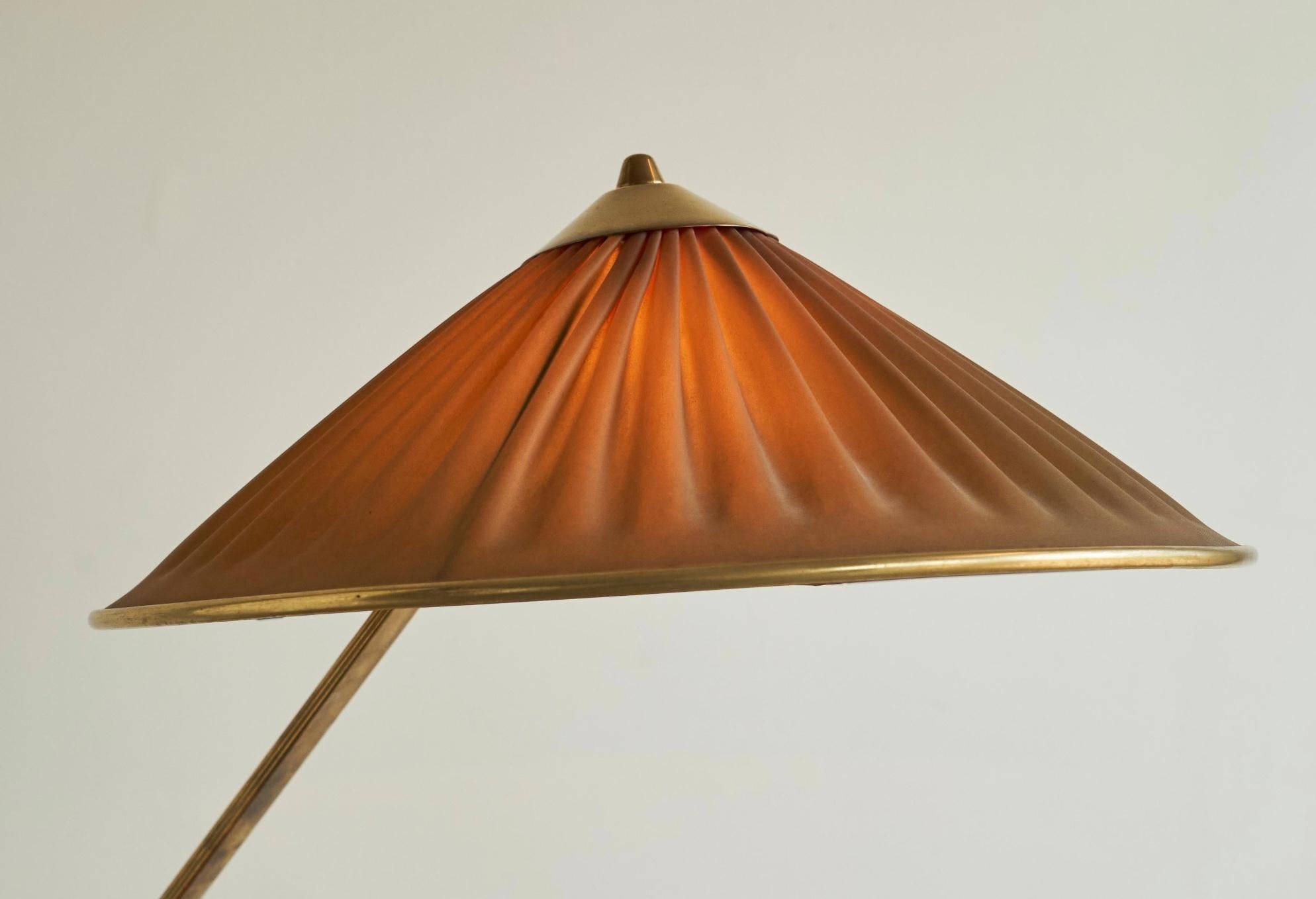 Mid-Century Modern Elegant Table Lamp in Brass and Plissé Shade 1950s